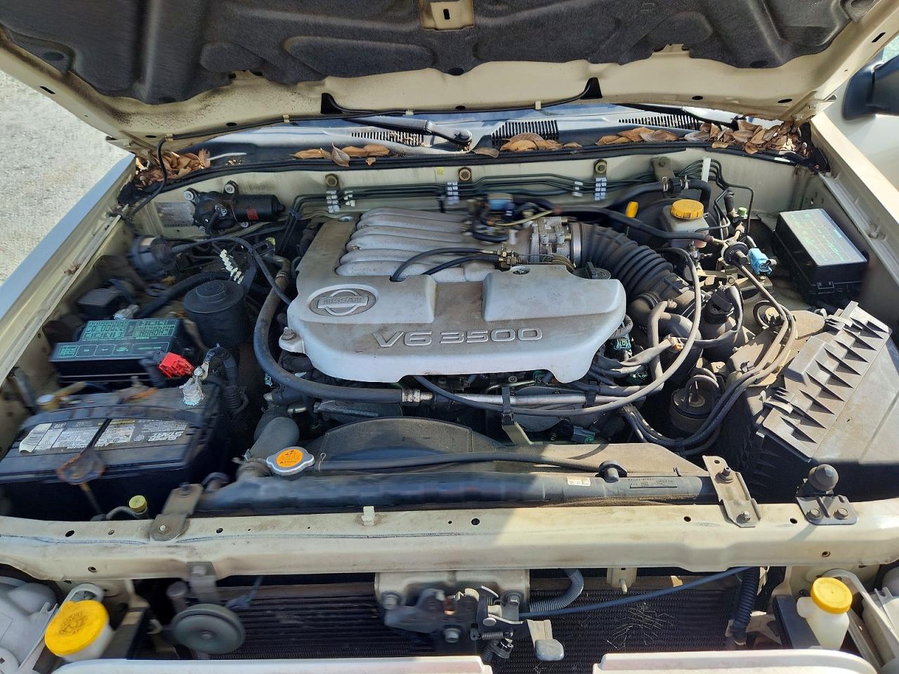 2001 Nissan Pathfinder Gold vin: JN8DR09Y11W573654