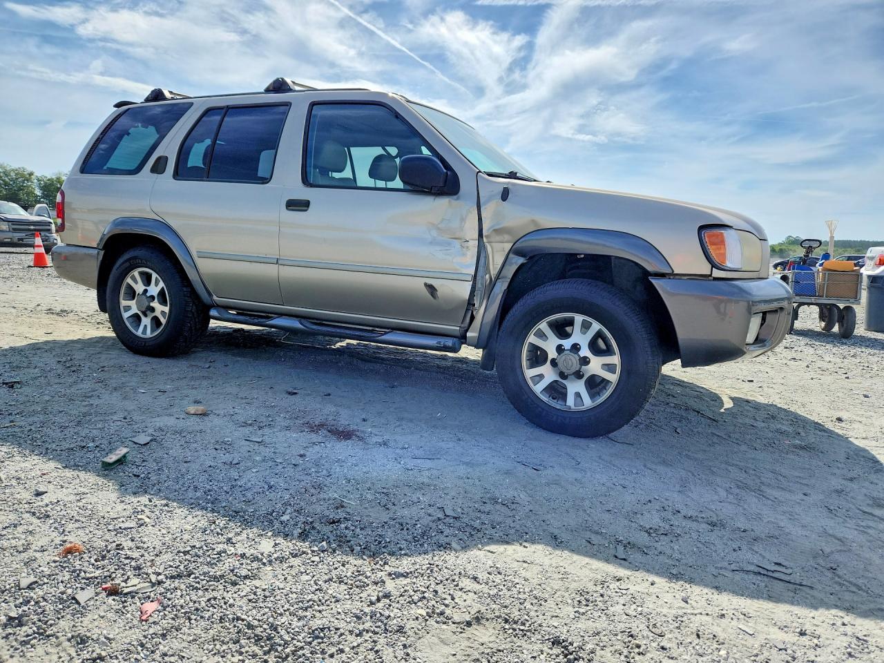 2001 Nissan Pathfinder Gold vin: JN8DR09Y11W573654