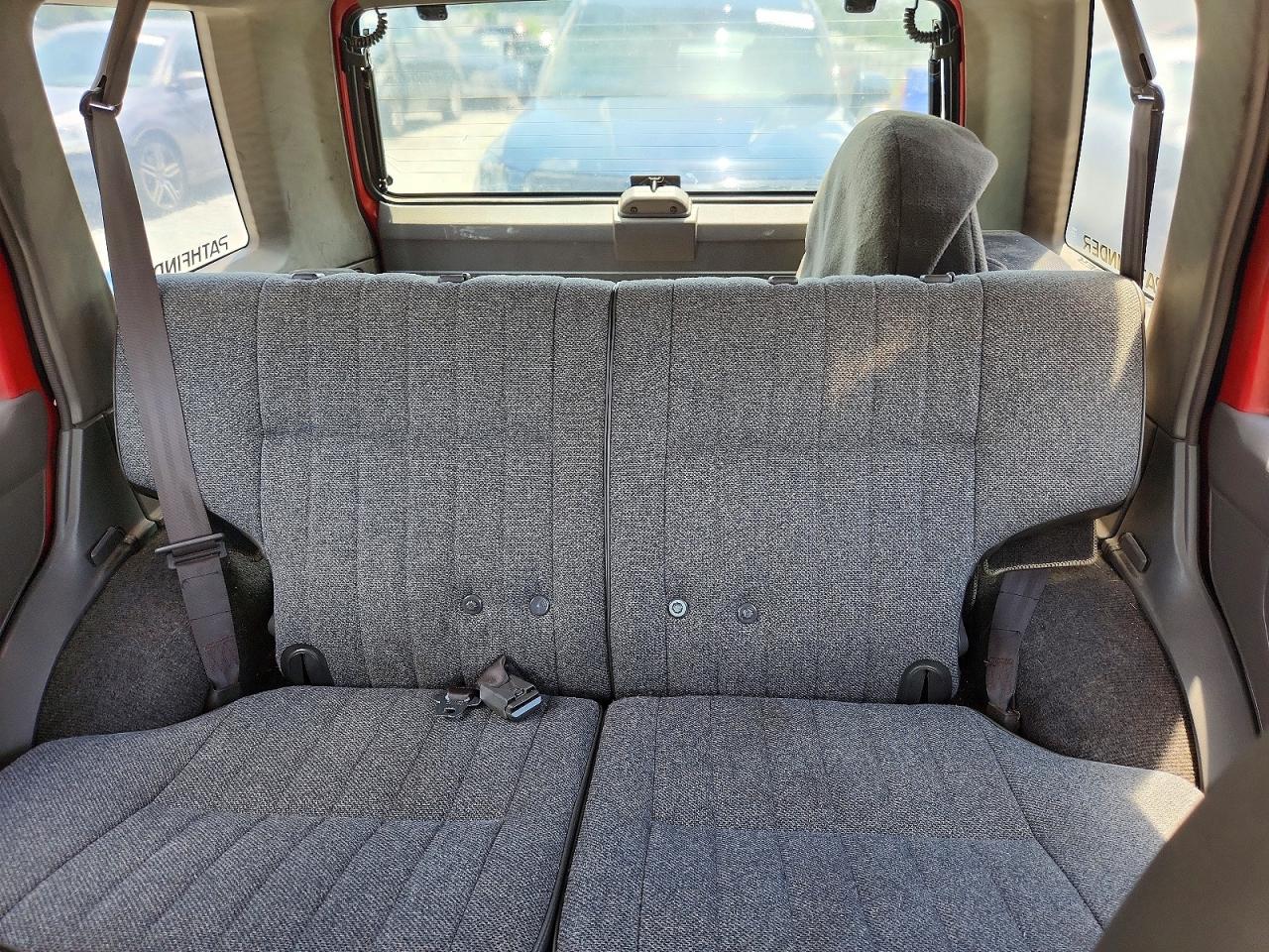 1990 Nissan Pathfinder Xe Red vin: JN8HD17S1LW215882