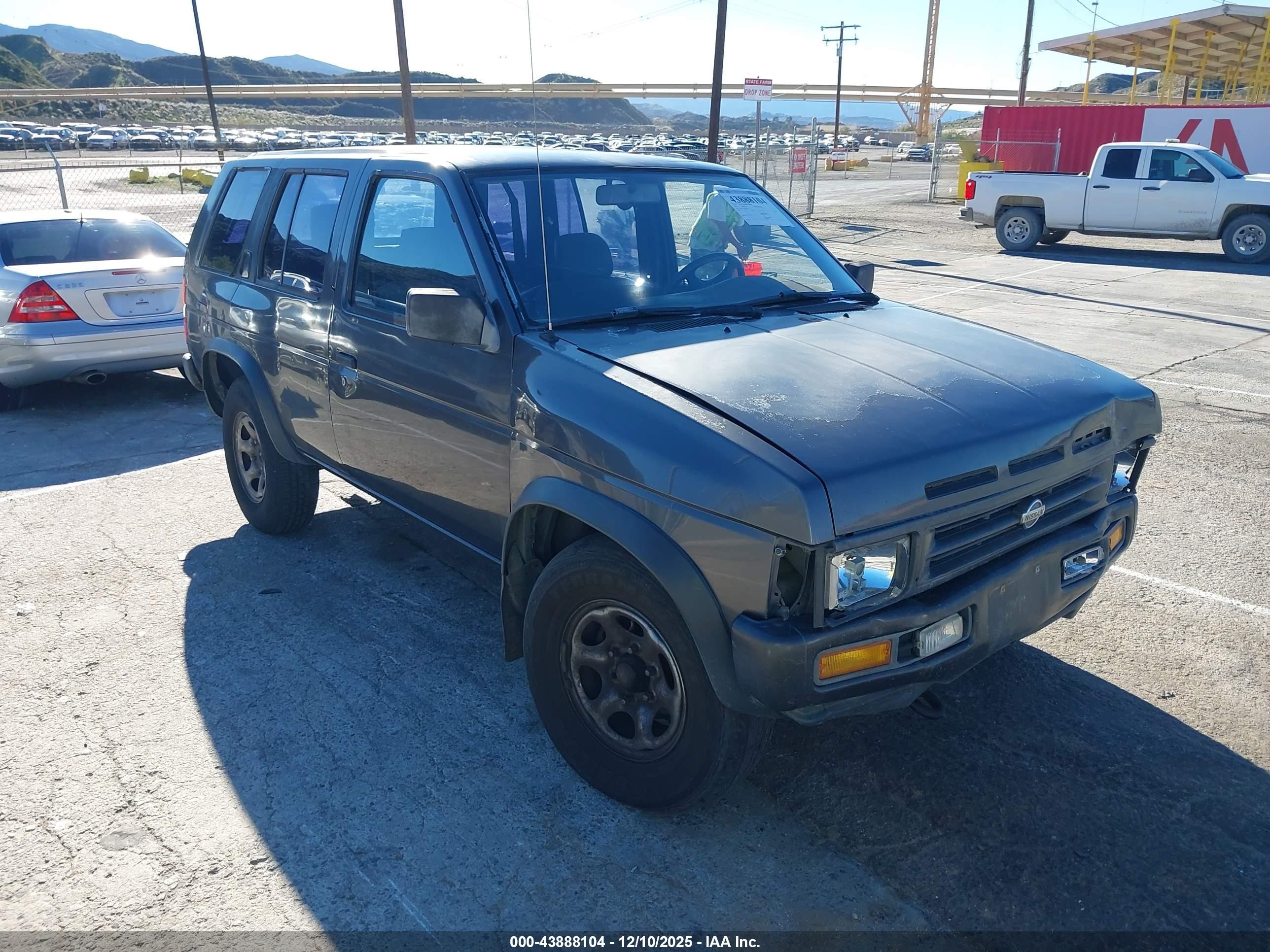 1995 Nissan Pathfinder Xe/le Gray vin: JN8HD17S2SW093595