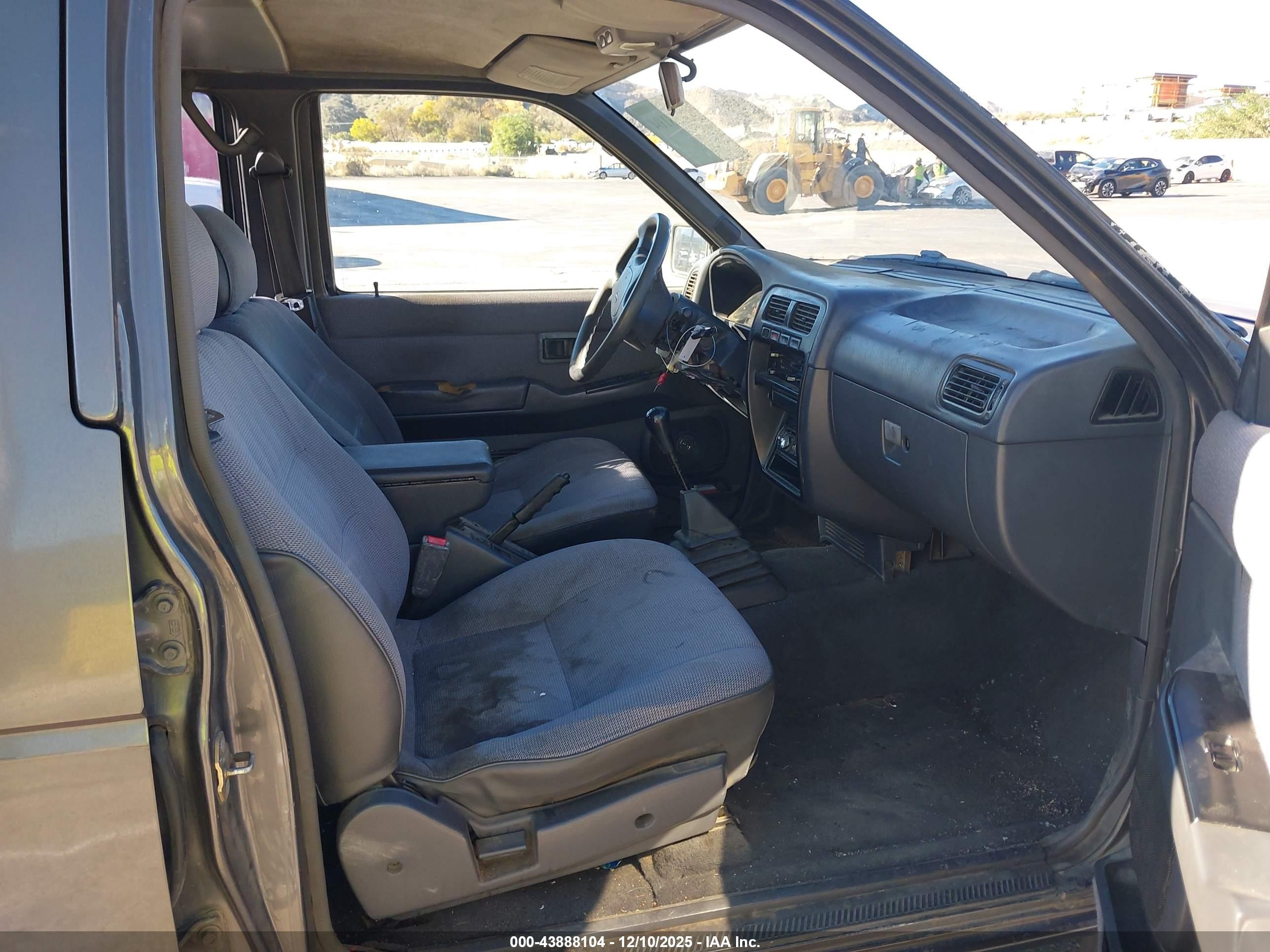 1995 Nissan Pathfinder Xe/le Gray vin: JN8HD17S2SW093595