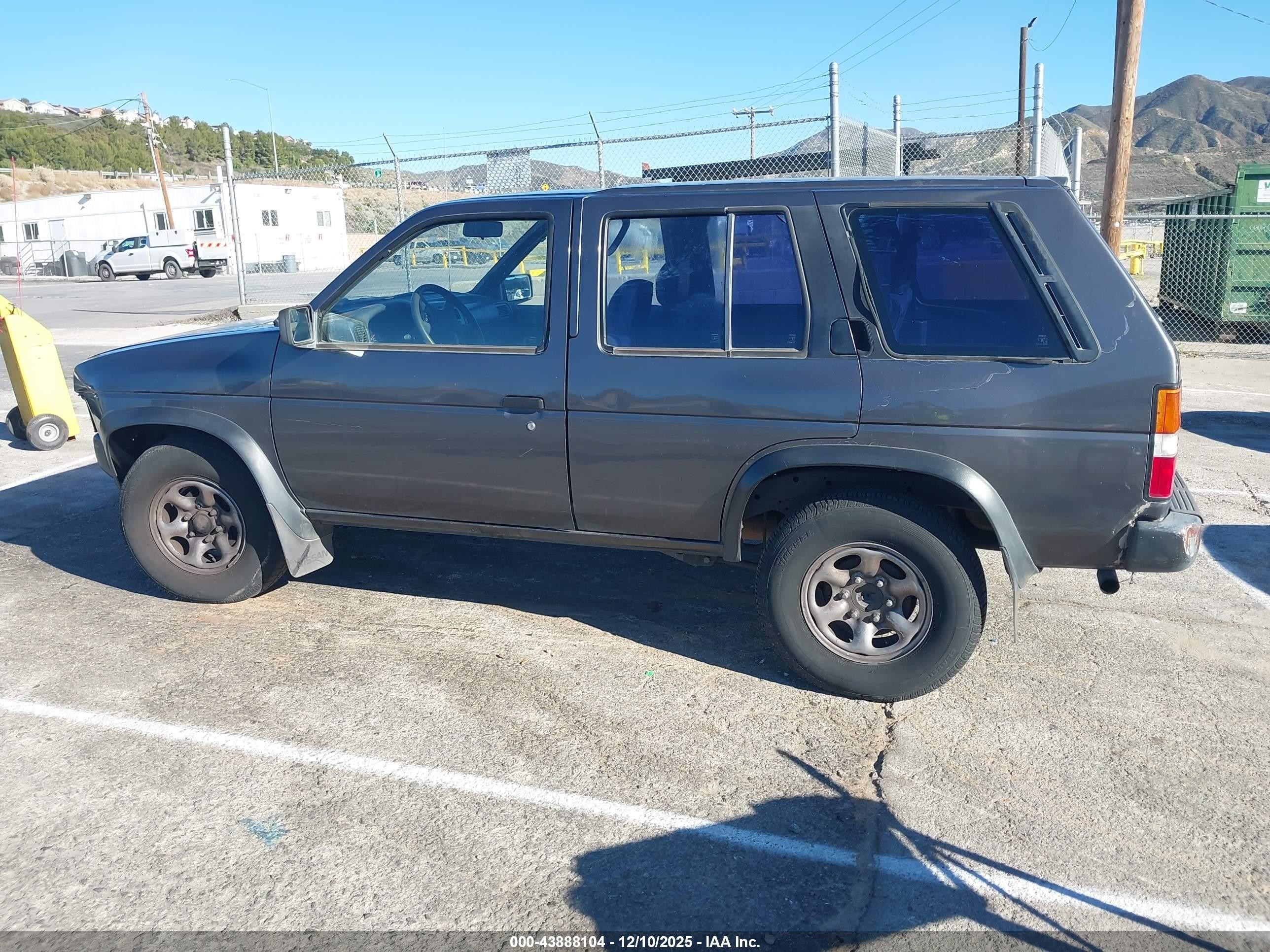 1995 Nissan Pathfinder Xe/le Gray vin: JN8HD17S2SW093595