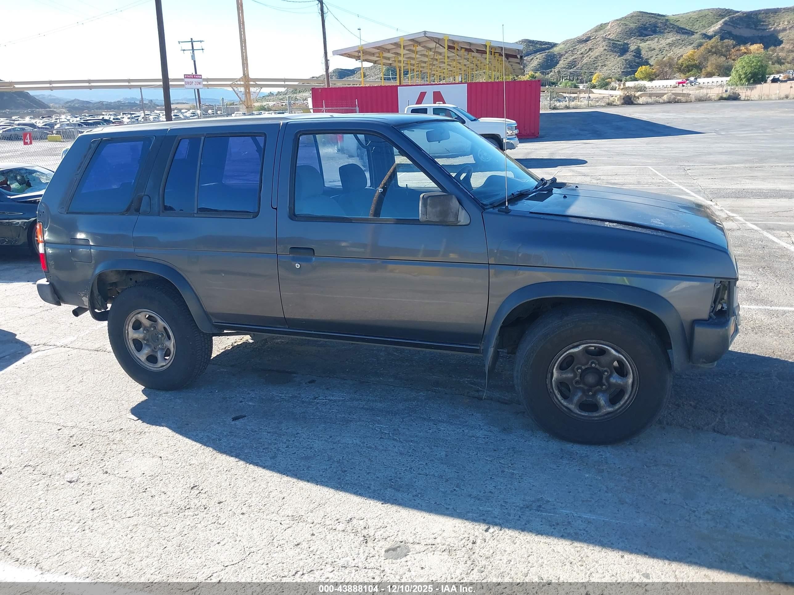 1995 Nissan Pathfinder Xe/le Gray vin: JN8HD17S2SW093595