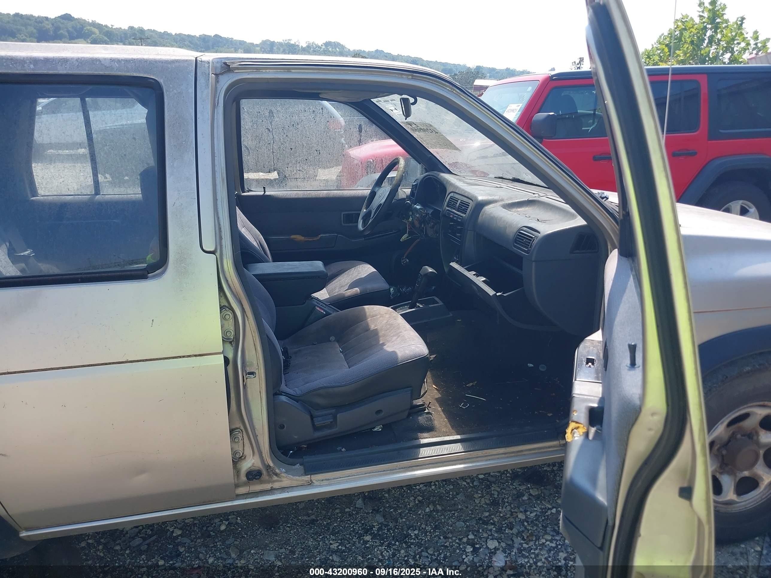 1995 Nissan Pathfinder Xe/le Gray vin: JN8HD17S4SW062977
