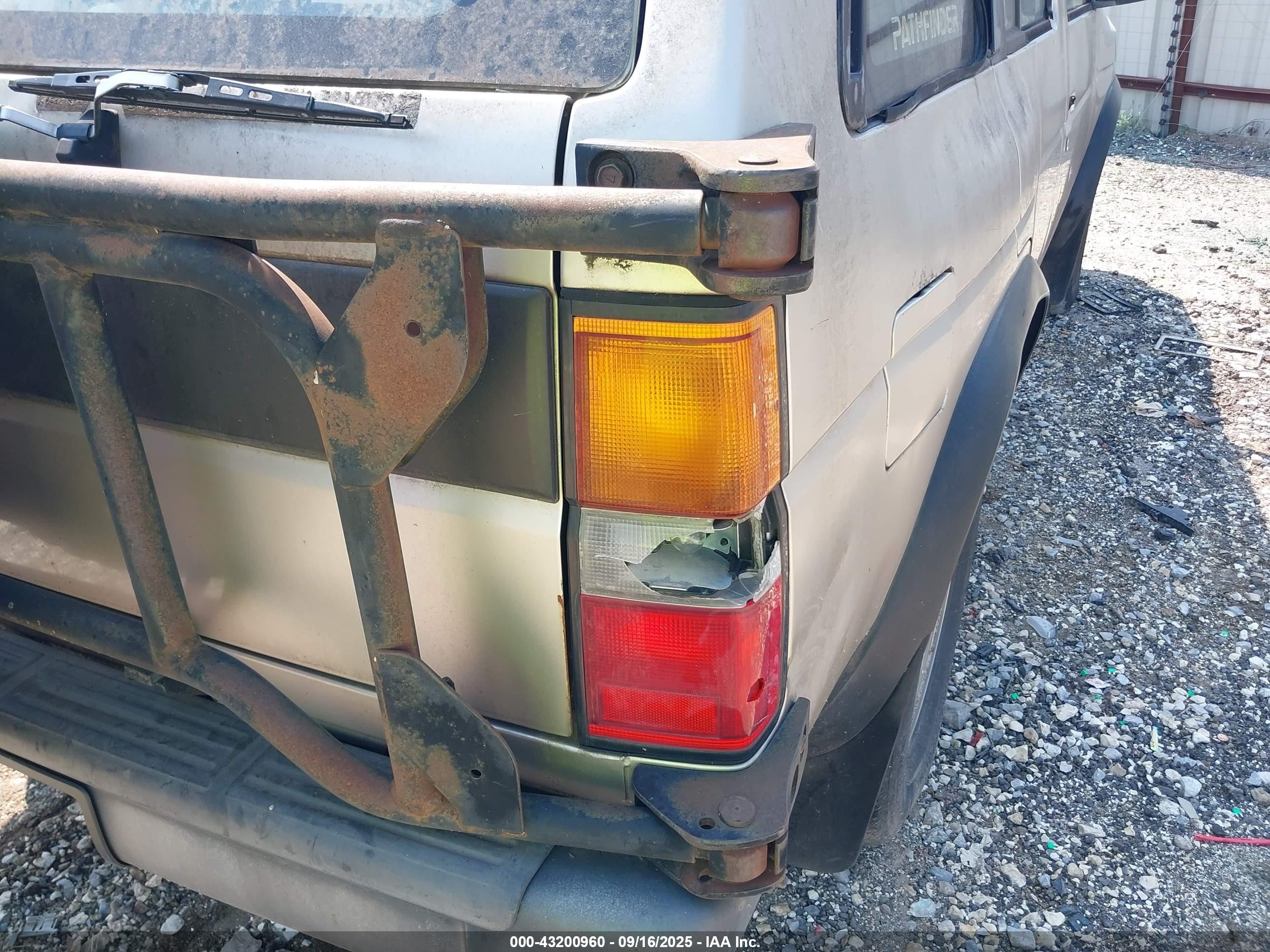 1995 Nissan Pathfinder Xe/le Gray vin: JN8HD17S4SW062977