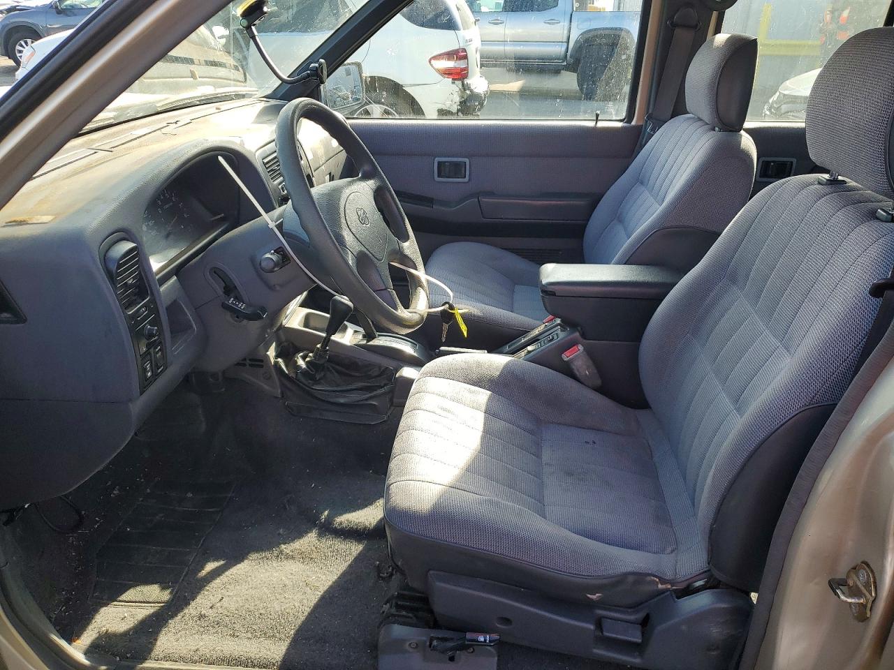 1994 Niss Pathfinder Gold vin: JN8HD17Y2RW223941
