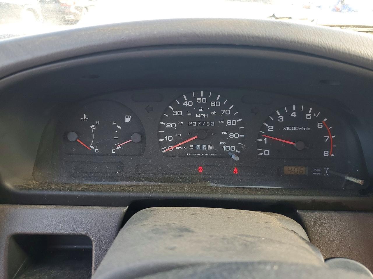 1994 Niss Pathfinder Gold vin: JN8HD17Y2RW223941