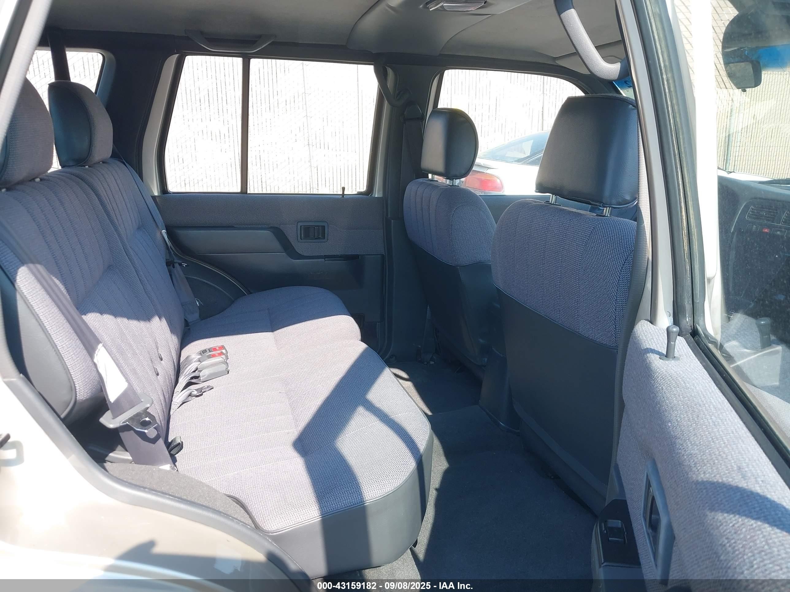 1995 Nissan Pathfinder Le/se/xe Brown vin: JN8HD17Y2SW046491