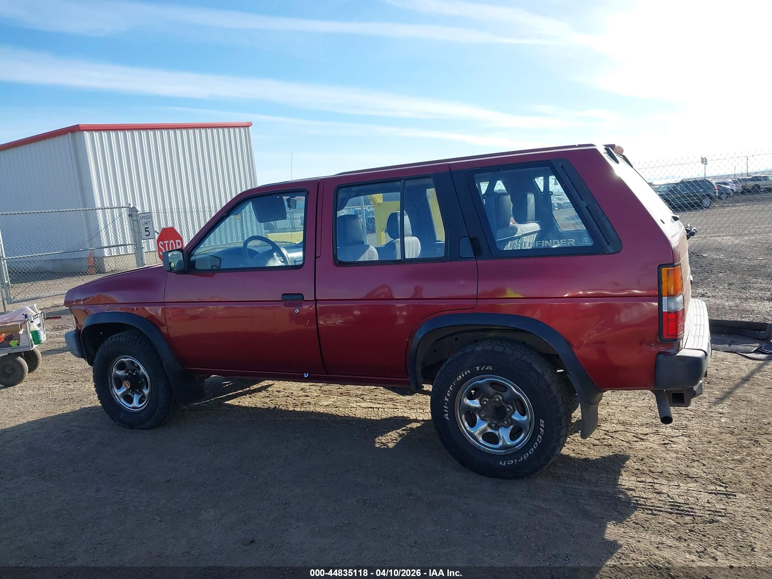 1995 Nissan Pathfinder Le/se/xe Red vin: JN8HD17Y2SW099112