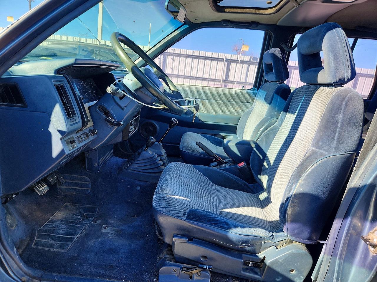 1990 Nissan Pathfinder Xe Blue vin: JN8HD17Y3LW228847