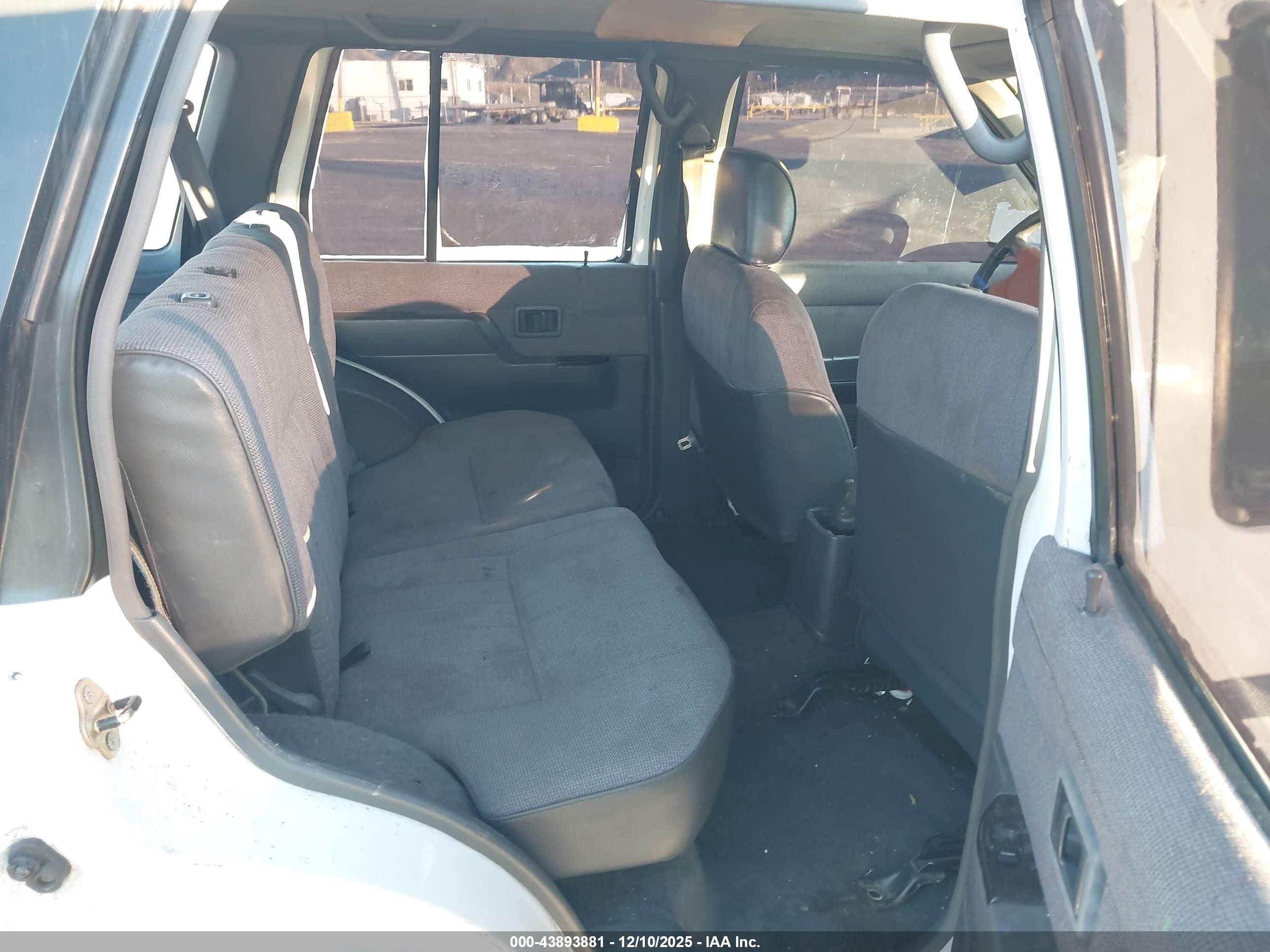 1994 Nissan Pathfinder Le/se/xe White vin: JN8HD17Y3RW235872