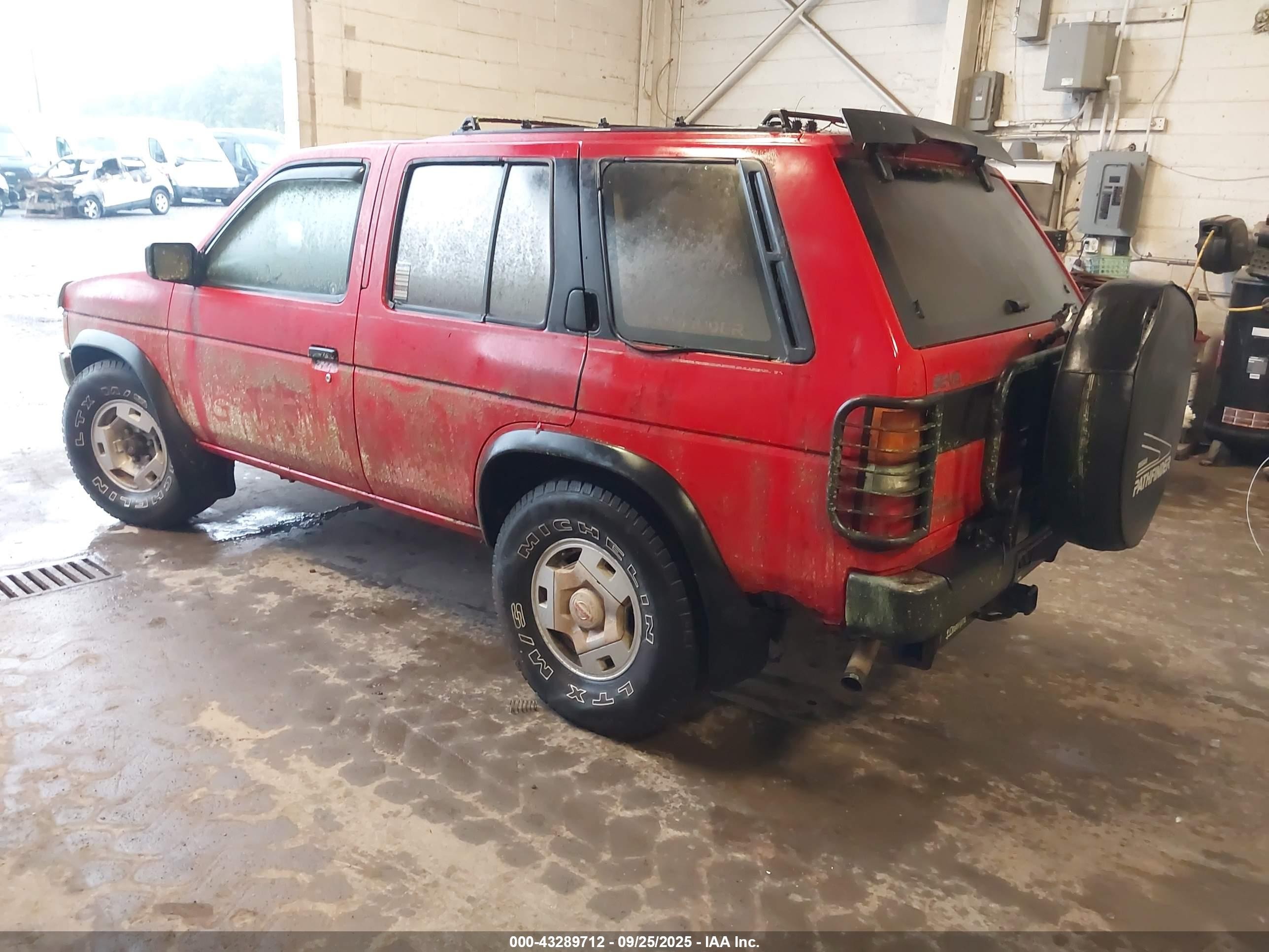 1995 Nissan Pathfinder Le/se/xe Red vin: JN8HD17Y9SW035519