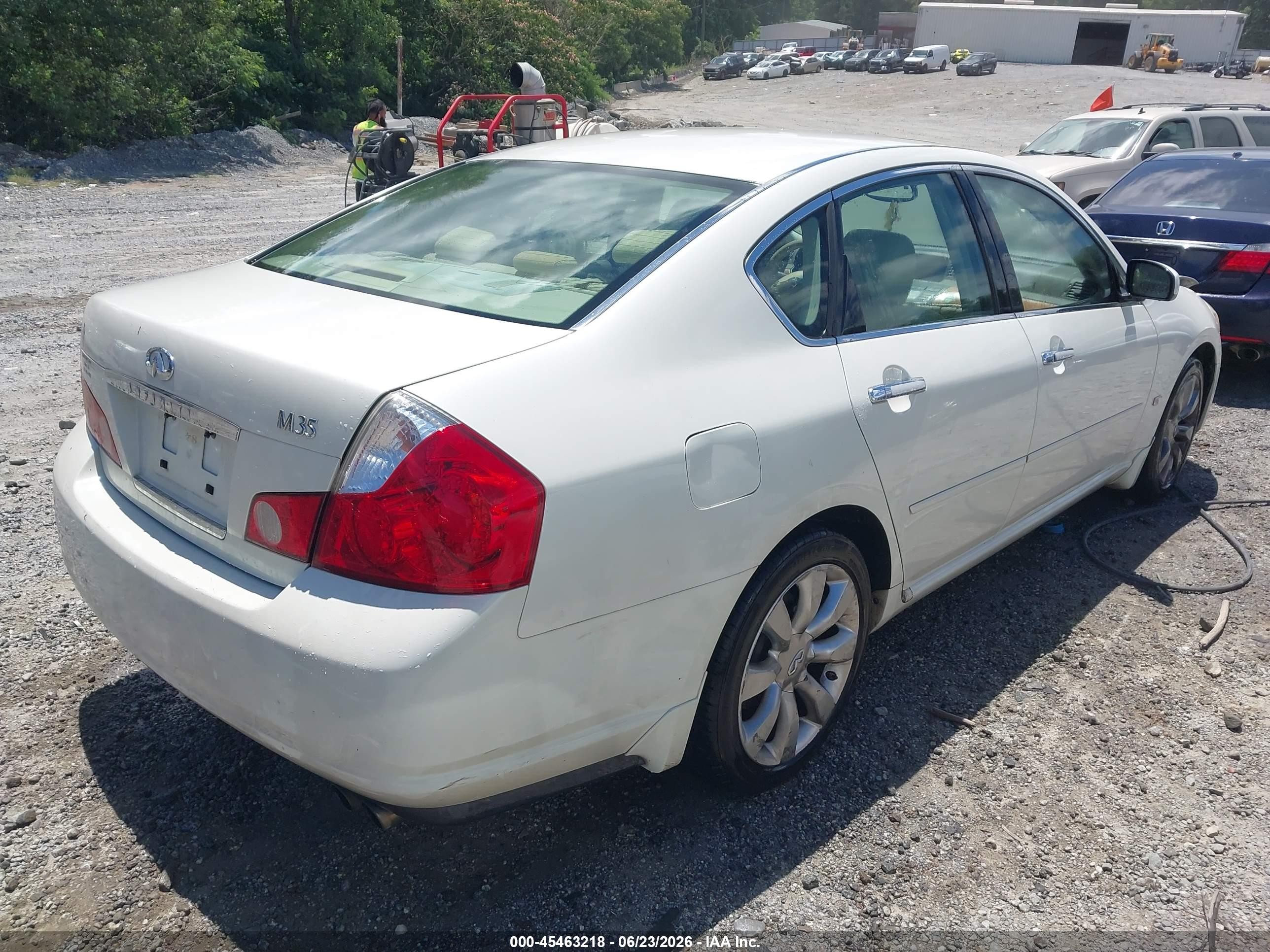 2006 Infiniti M35   White vin: JNKAY01E36M112833