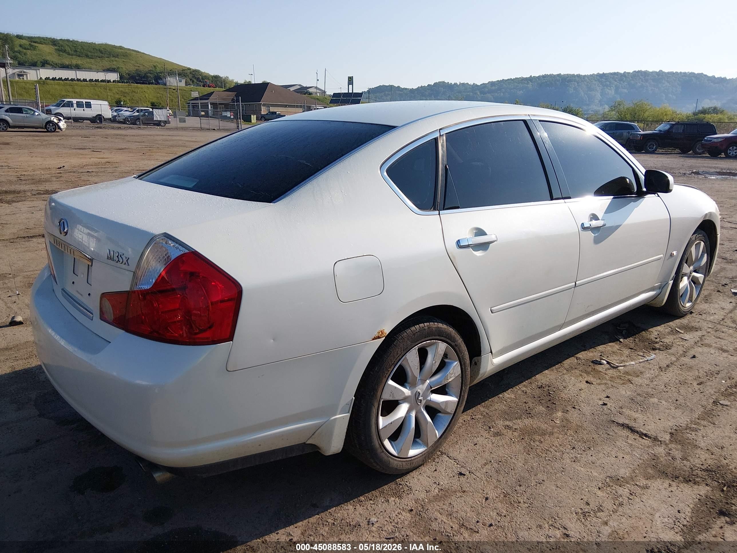 2007 Infiniti M35x   White vin: JNKAY01F37M462005
