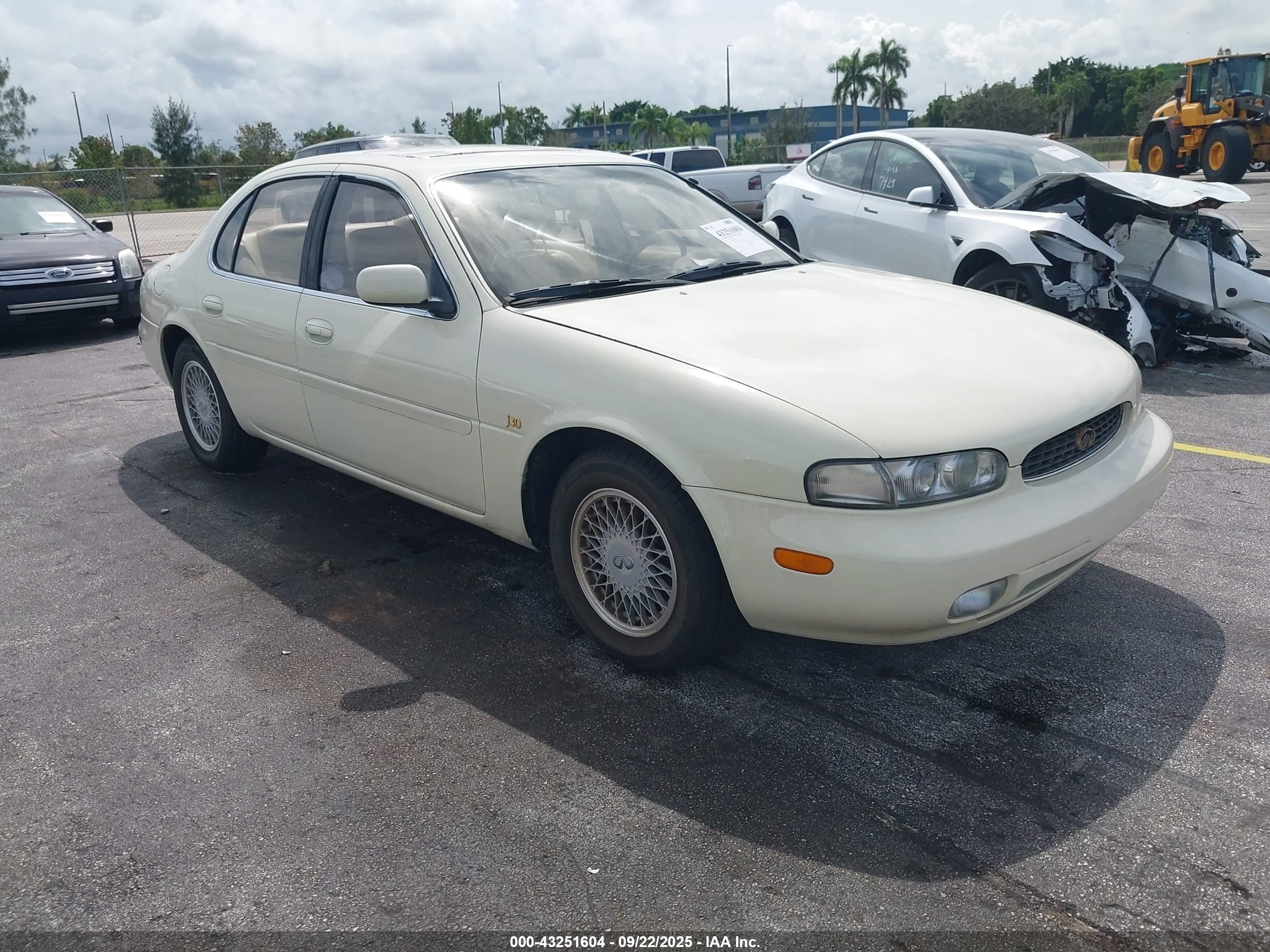 1993 Infiniti J30   Cream vin: JNKAY21D2PM025039