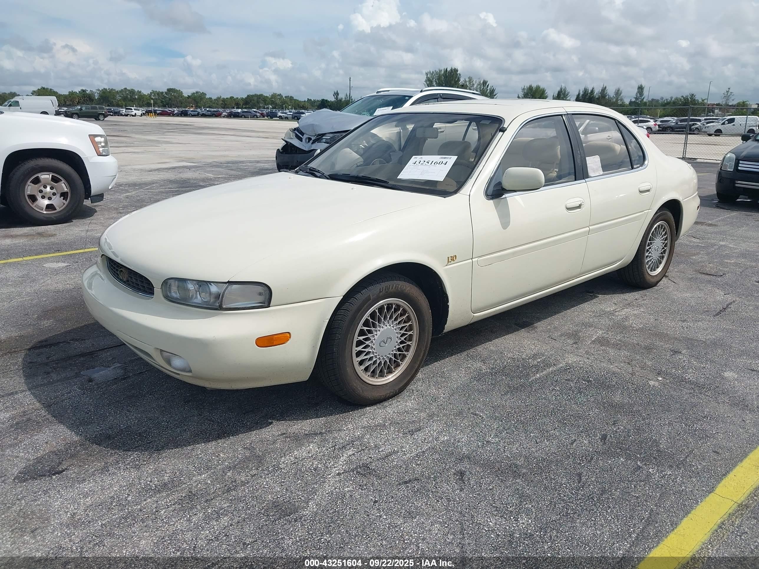 1993 Infiniti J30   Cream vin: JNKAY21D2PM025039