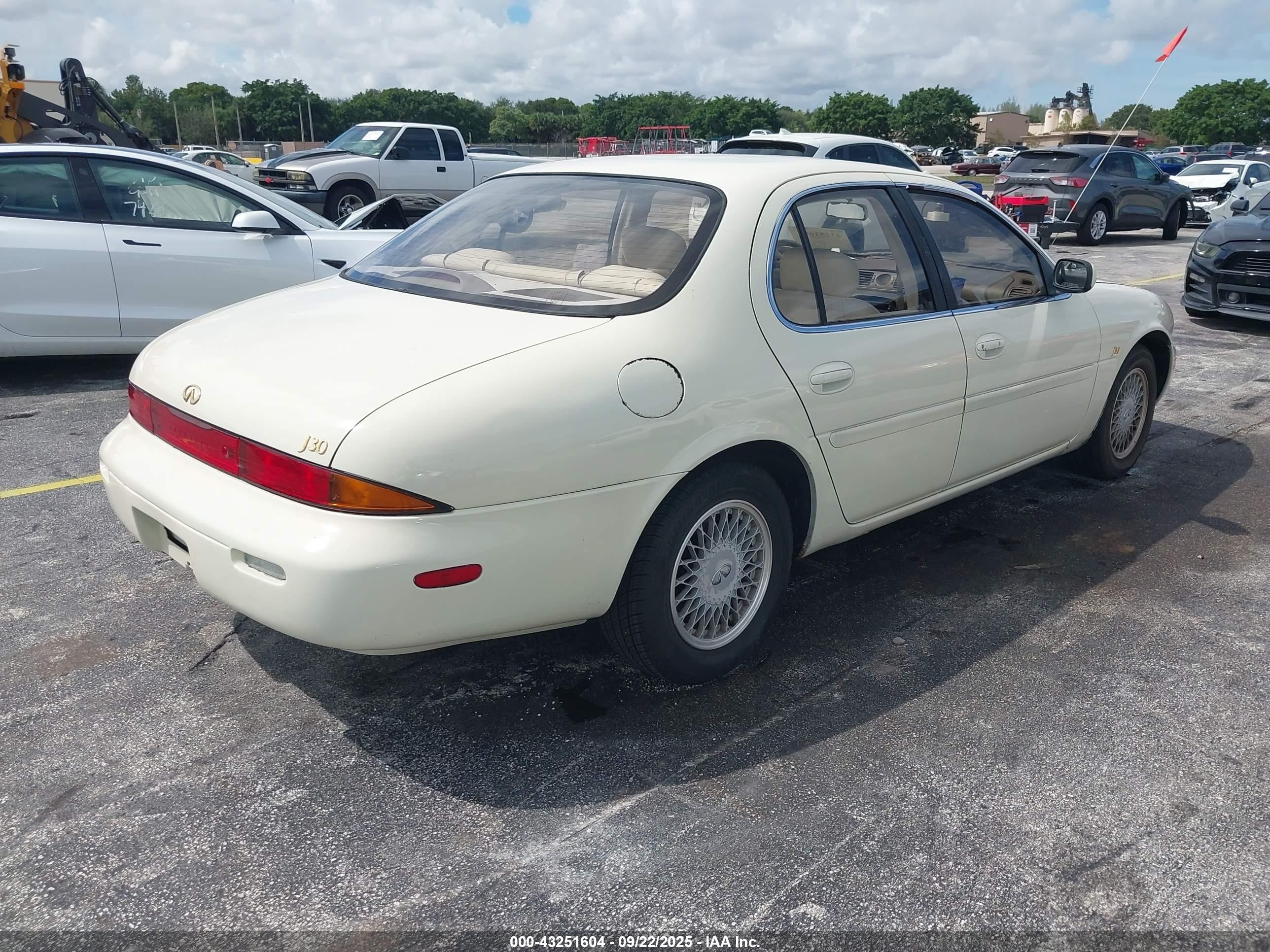 1993 Infiniti J30   Cream vin: JNKAY21D2PM025039