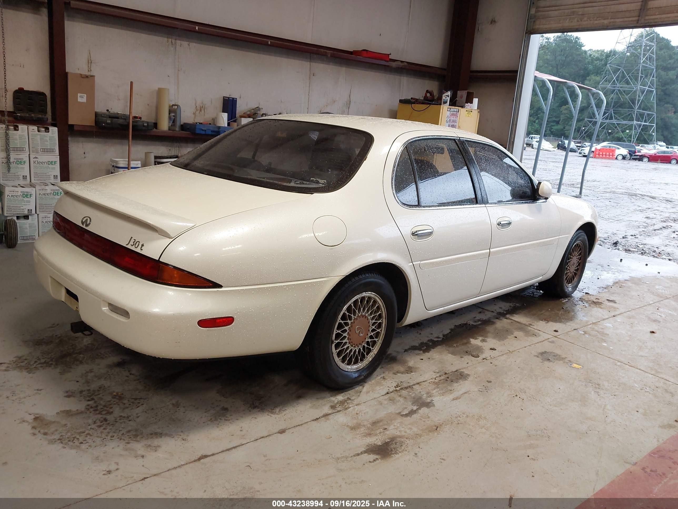 1993 Infiniti J30 White vin: JNKAY21D6PM008485