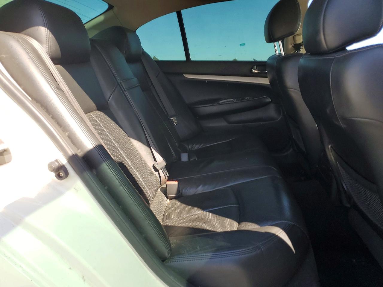 2007 Infiniti G35 Base White vin: JNKBV61E57M710763