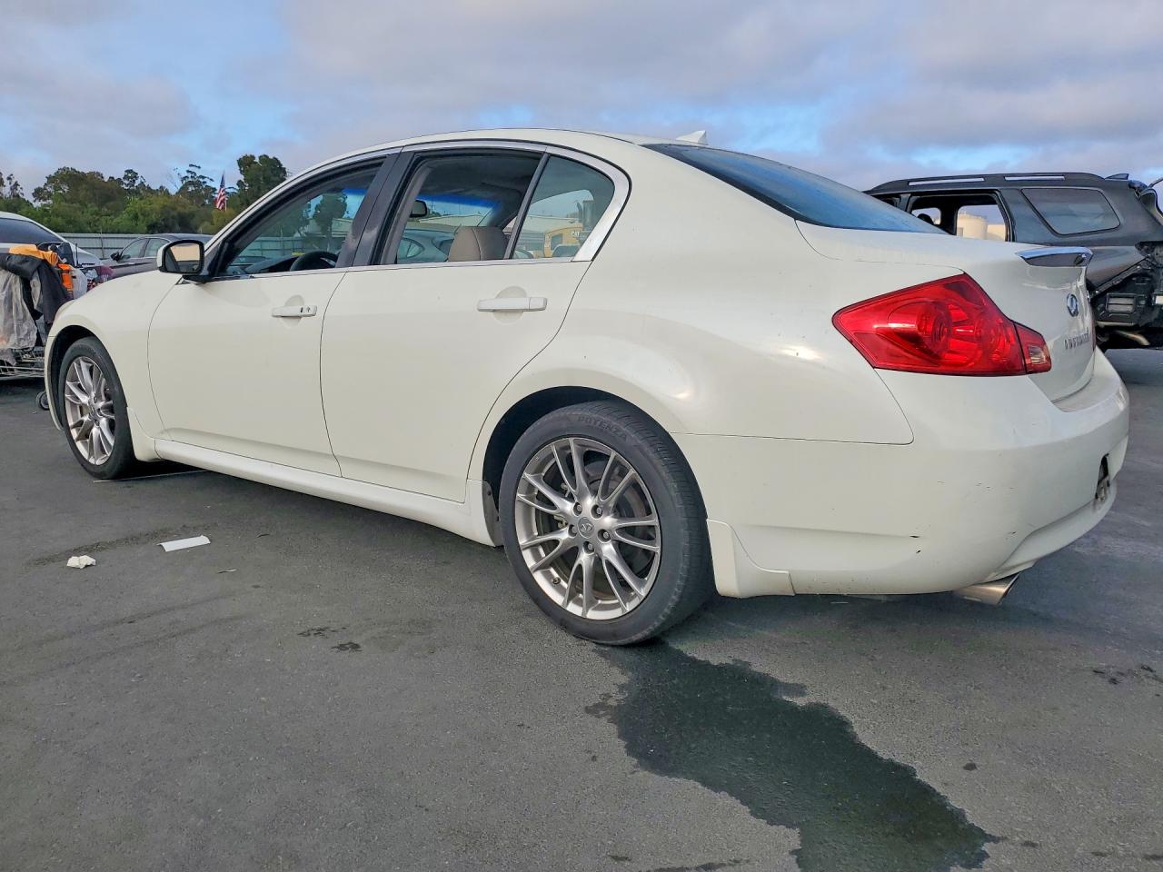 2008 Infiniti G35 Base White vin: JNKBV61E78M214980