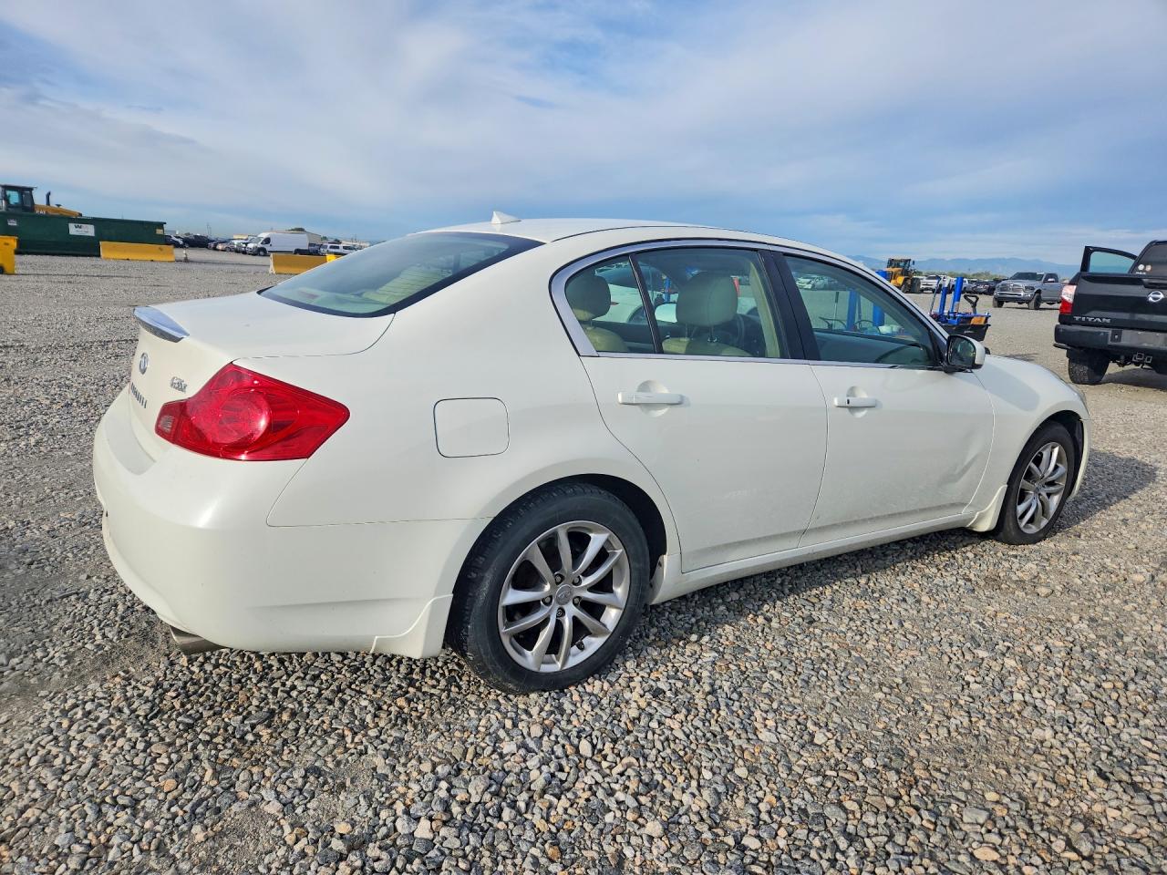 2008 Infiniti G35 X White vin: JNKBV61F18M272477
