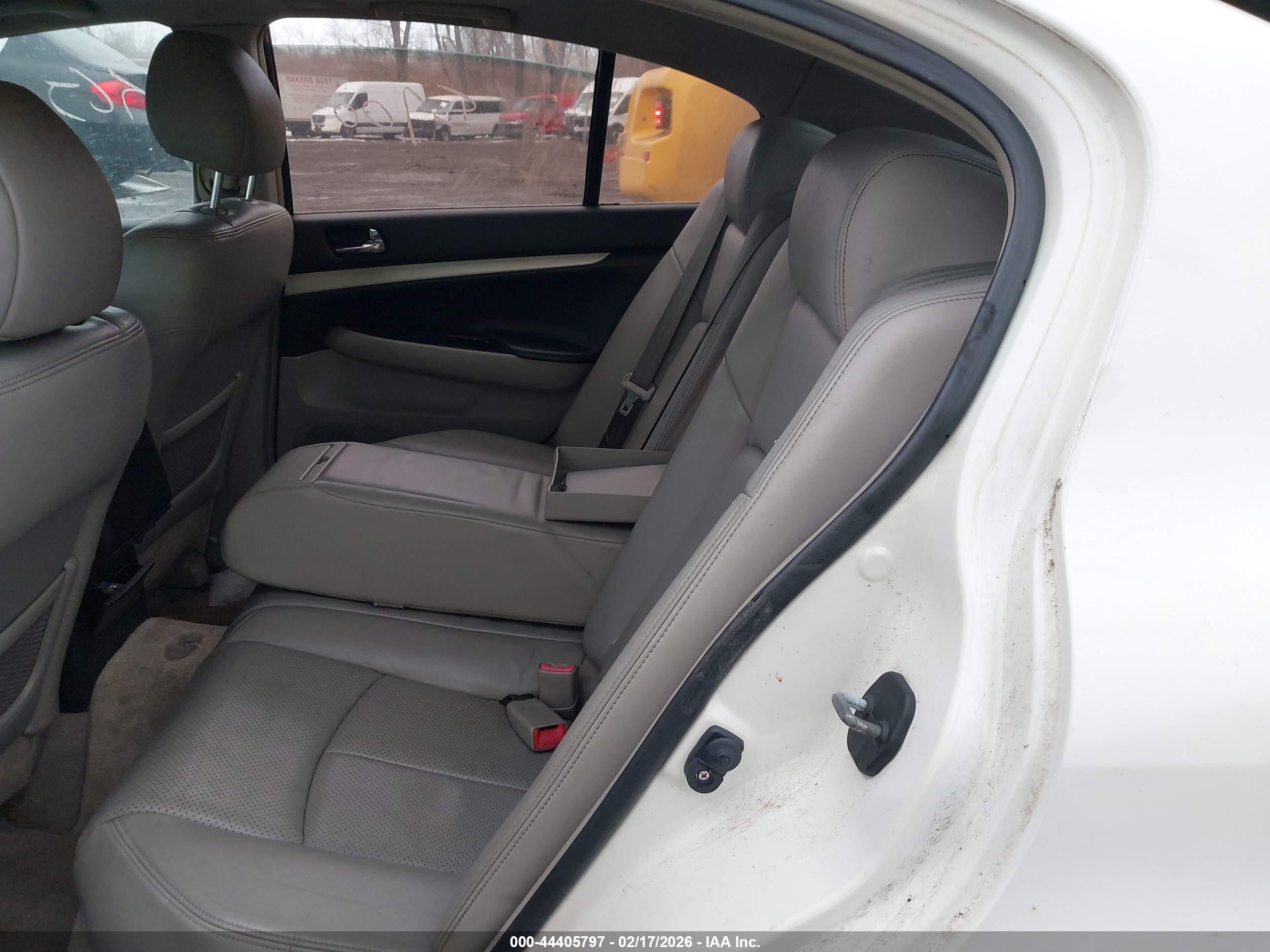 2007 Infiniti G35x   White vin: JNKBV61F67M801503