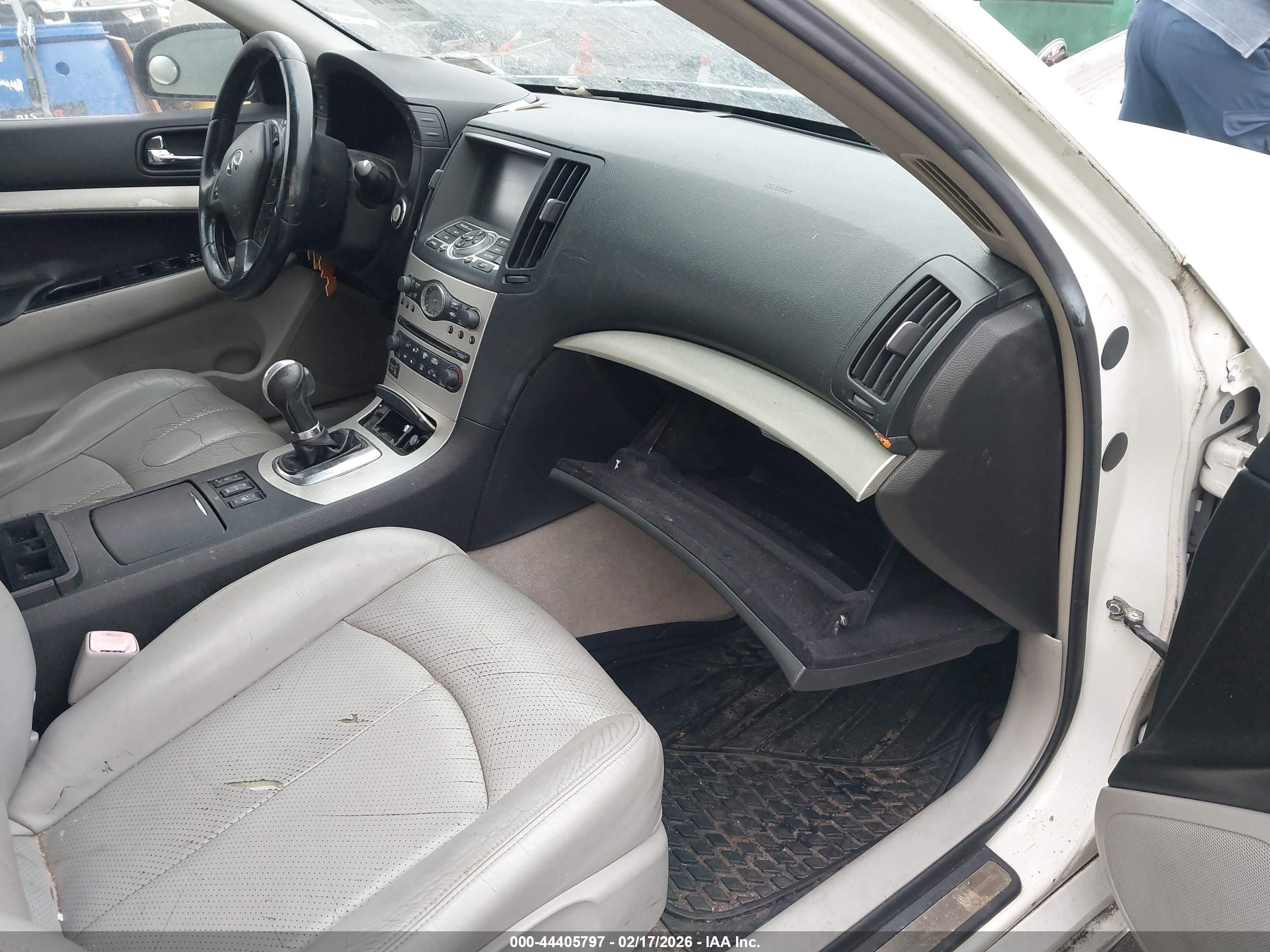 2007 Infiniti G35x   White vin: JNKBV61F67M801503