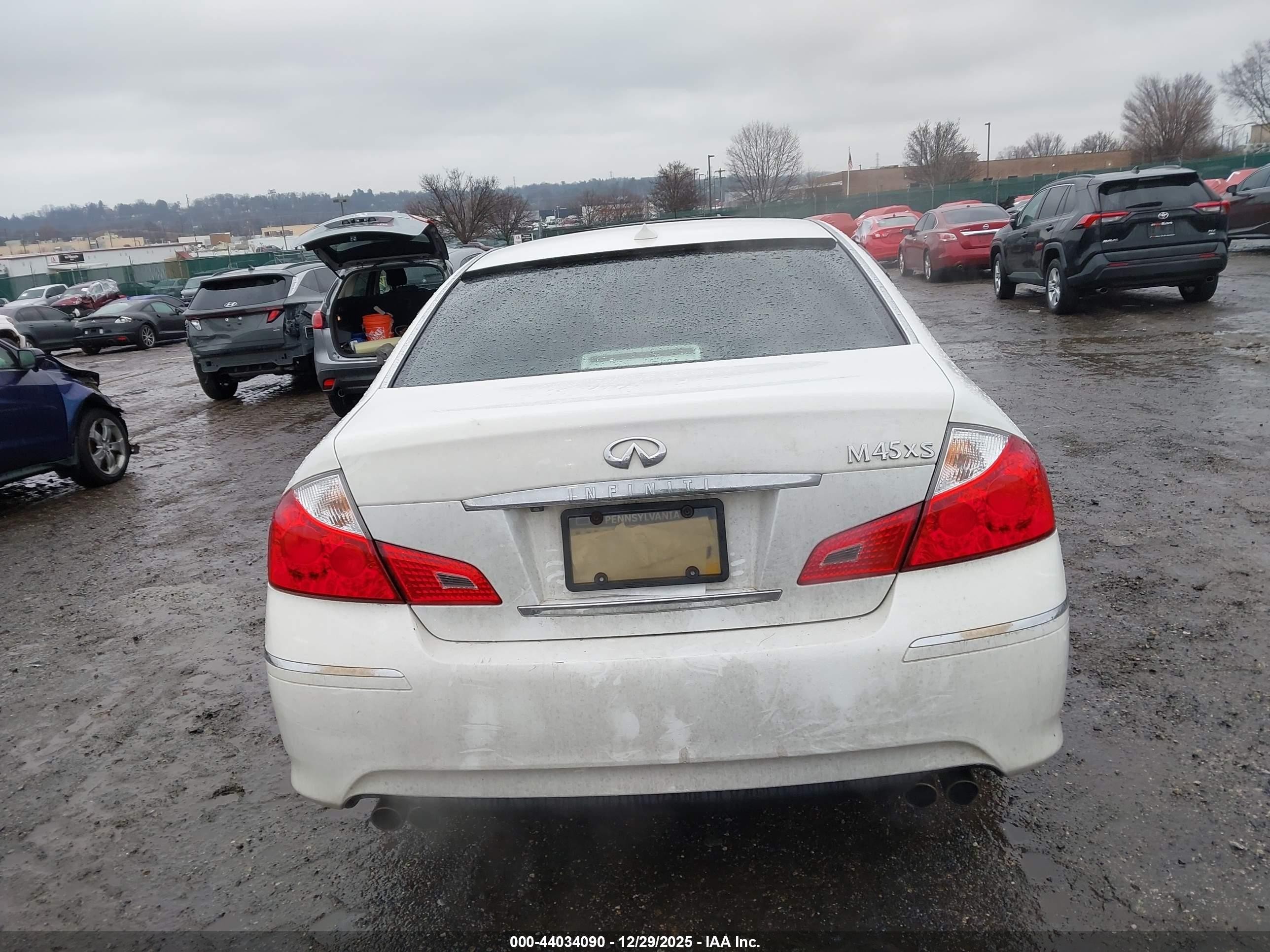 2008 Infiniti M45x   White vin: JNKBY01F18M550198