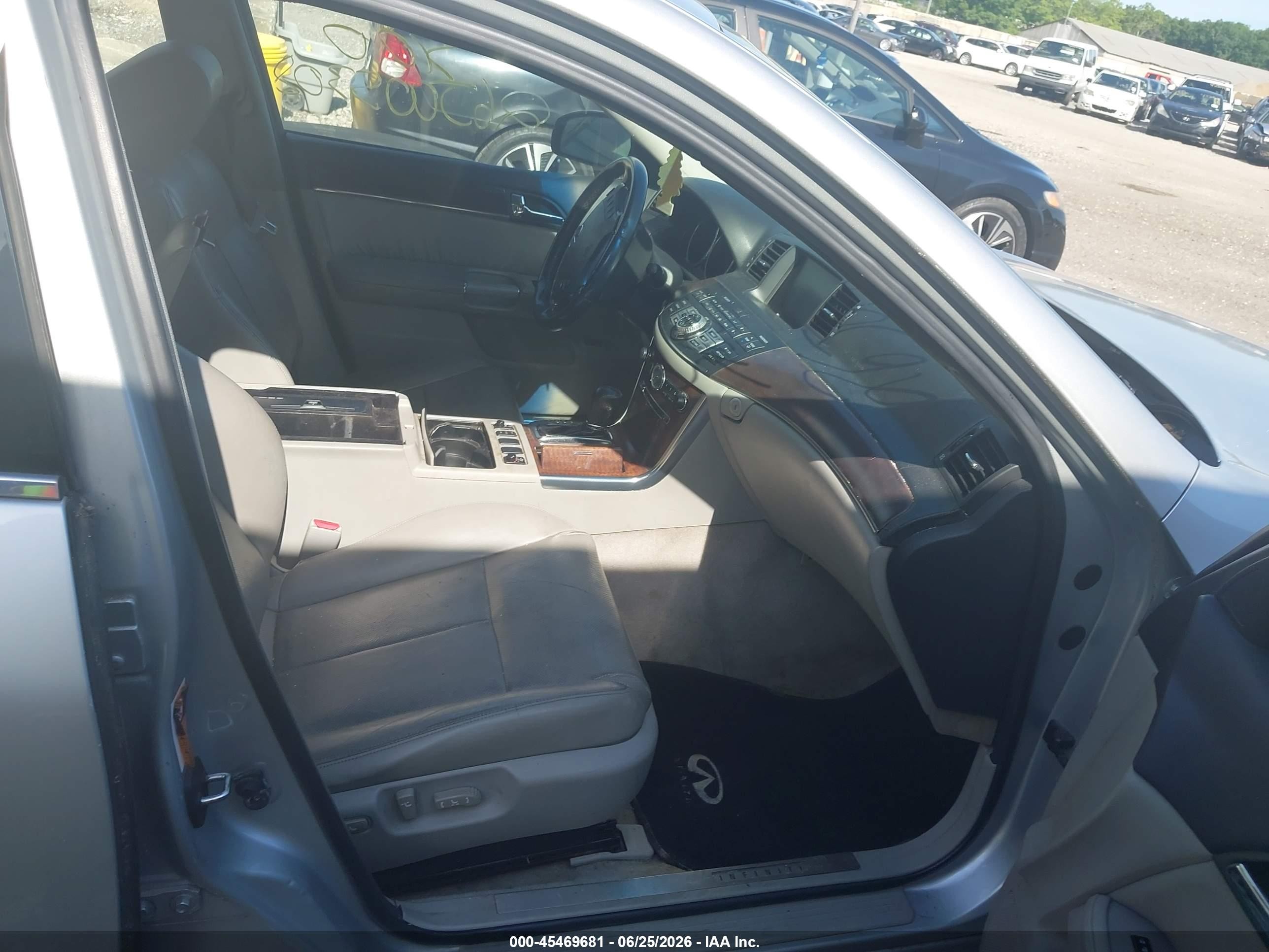 2009 Infiniti M45x   Silver vin: JNKBY01FX9M750157