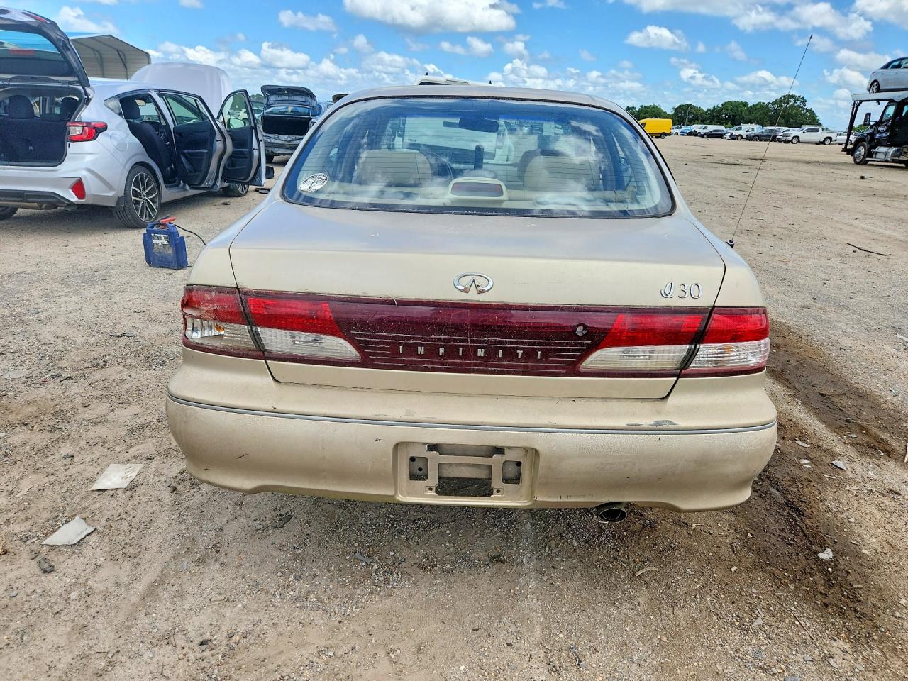 1998 Infiniti I30 Base Gold vin: JNKCA21A3WT606654