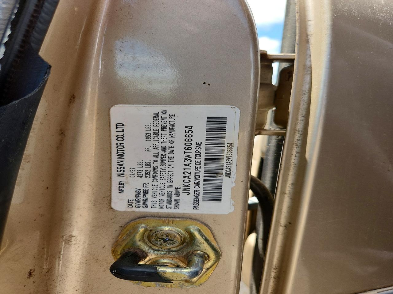 1998 Infiniti I30 Base Gold vin: JNKCA21A3WT606654