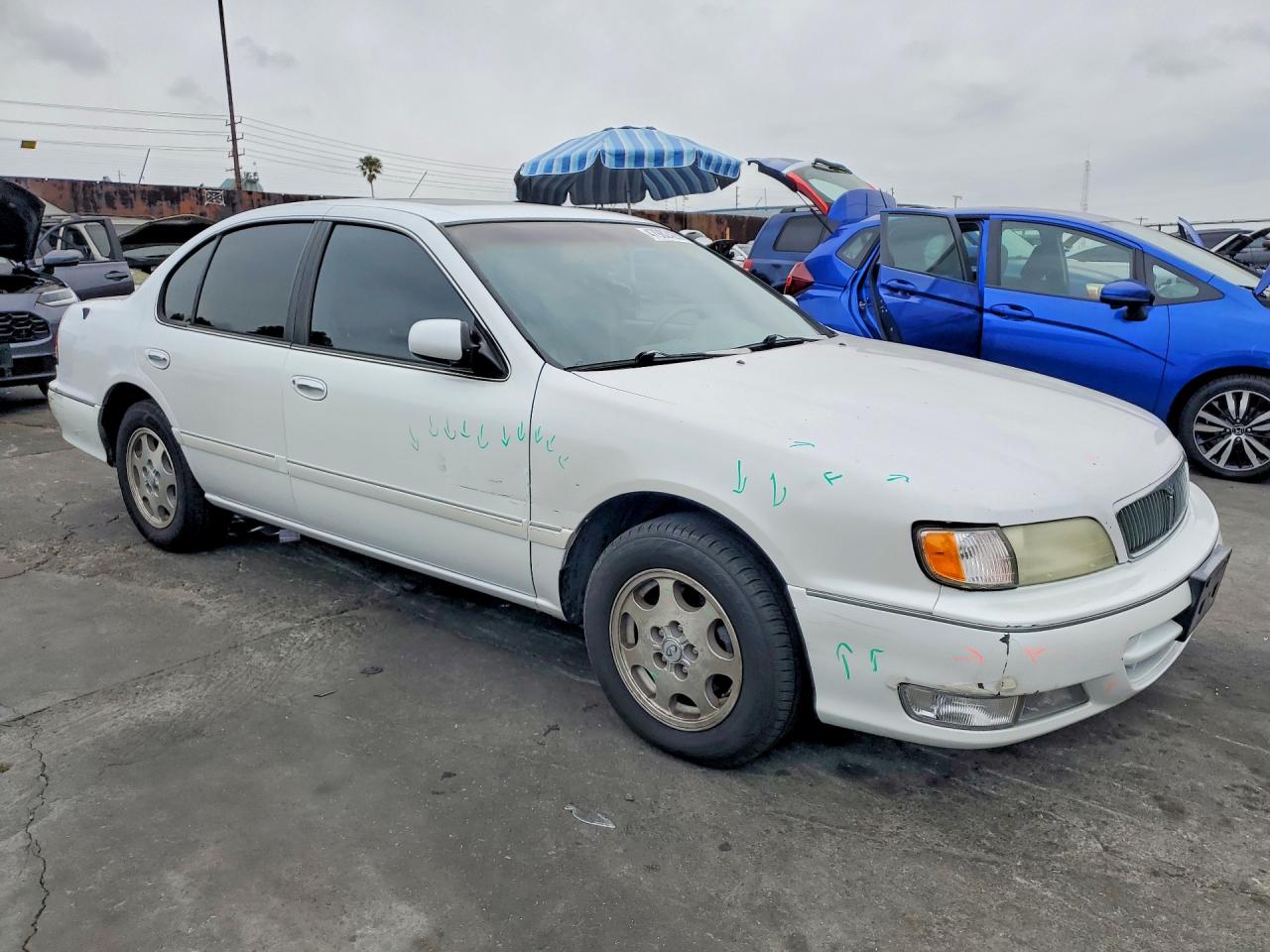 1998 Infiniti I30 Base White vin: JNKCA21AXWT629106