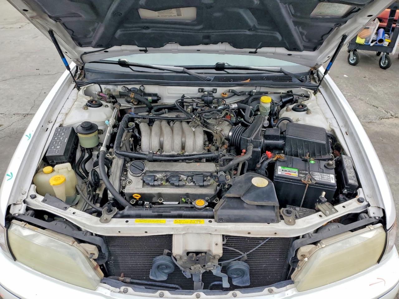 1998 Infiniti I30 Base White vin: JNKCA21AXWT629106