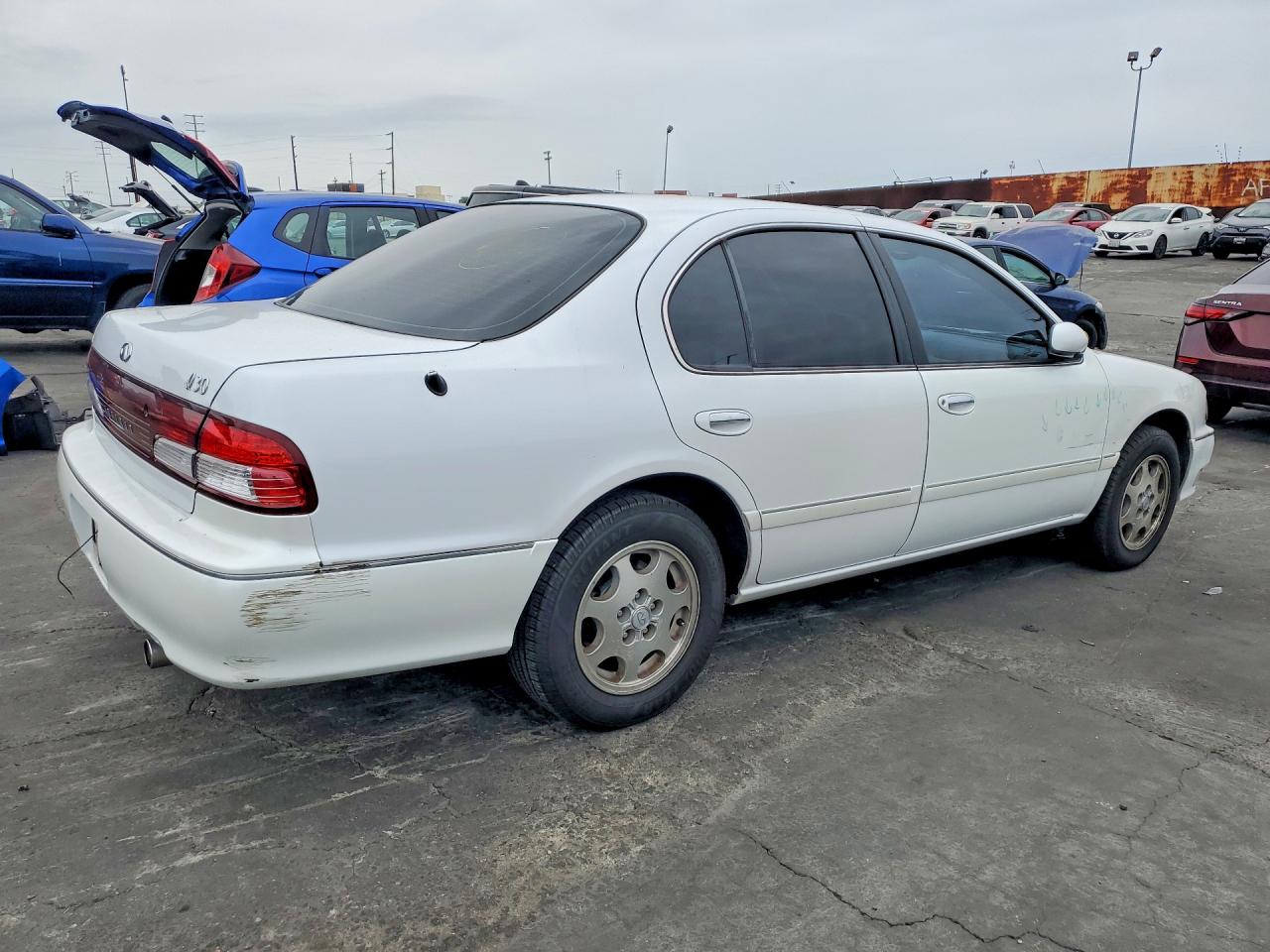 1998 Infiniti I30 Base White vin: JNKCA21AXWT629106