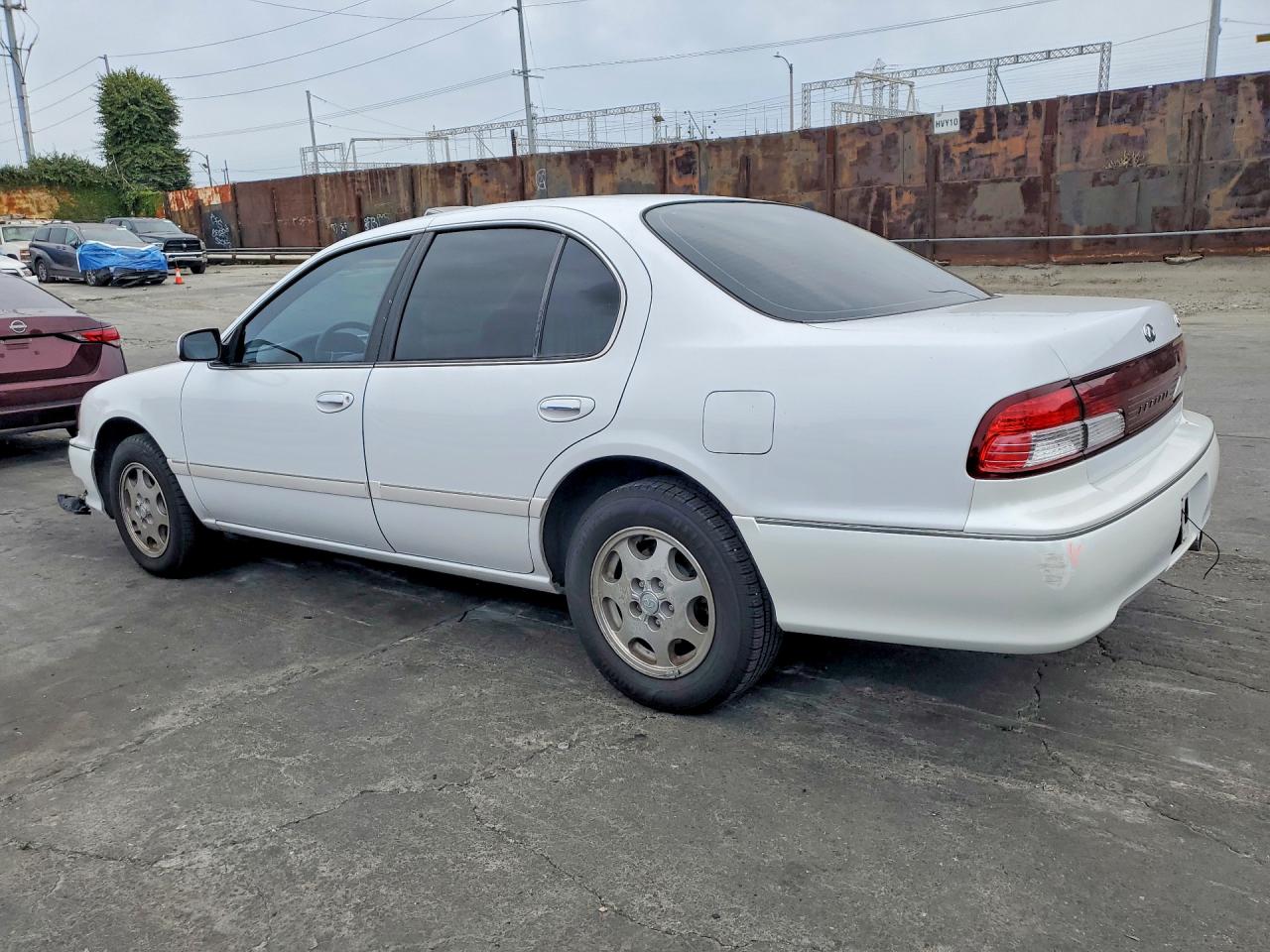 1998 Infiniti I30 Base White vin: JNKCA21AXWT629106
