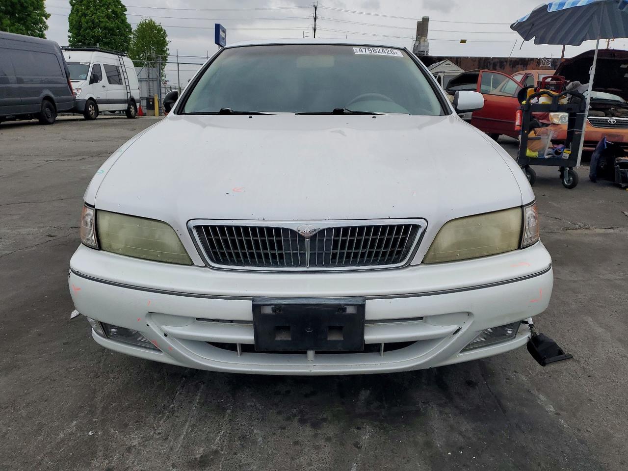 1998 Infiniti I30 Base White vin: JNKCA21AXWT629106