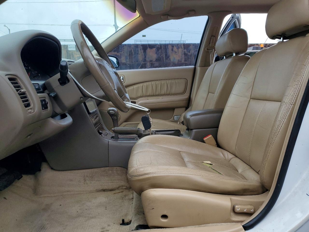 1998 Infiniti I30 Base White vin: JNKCA21AXWT629106