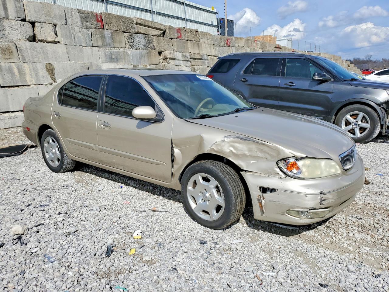 2001 Infiniti I30 Base Золотой vin: JNKCA31A01T012005