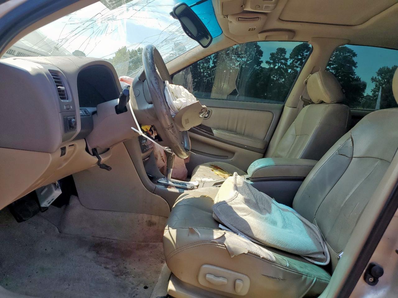 2001 Infiniti I30 Gold vin: JNKCA31A01T040273