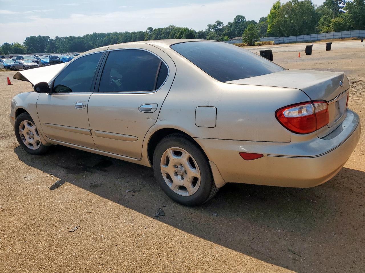 2001 Infiniti I30 Gold vin: JNKCA31A01T040273