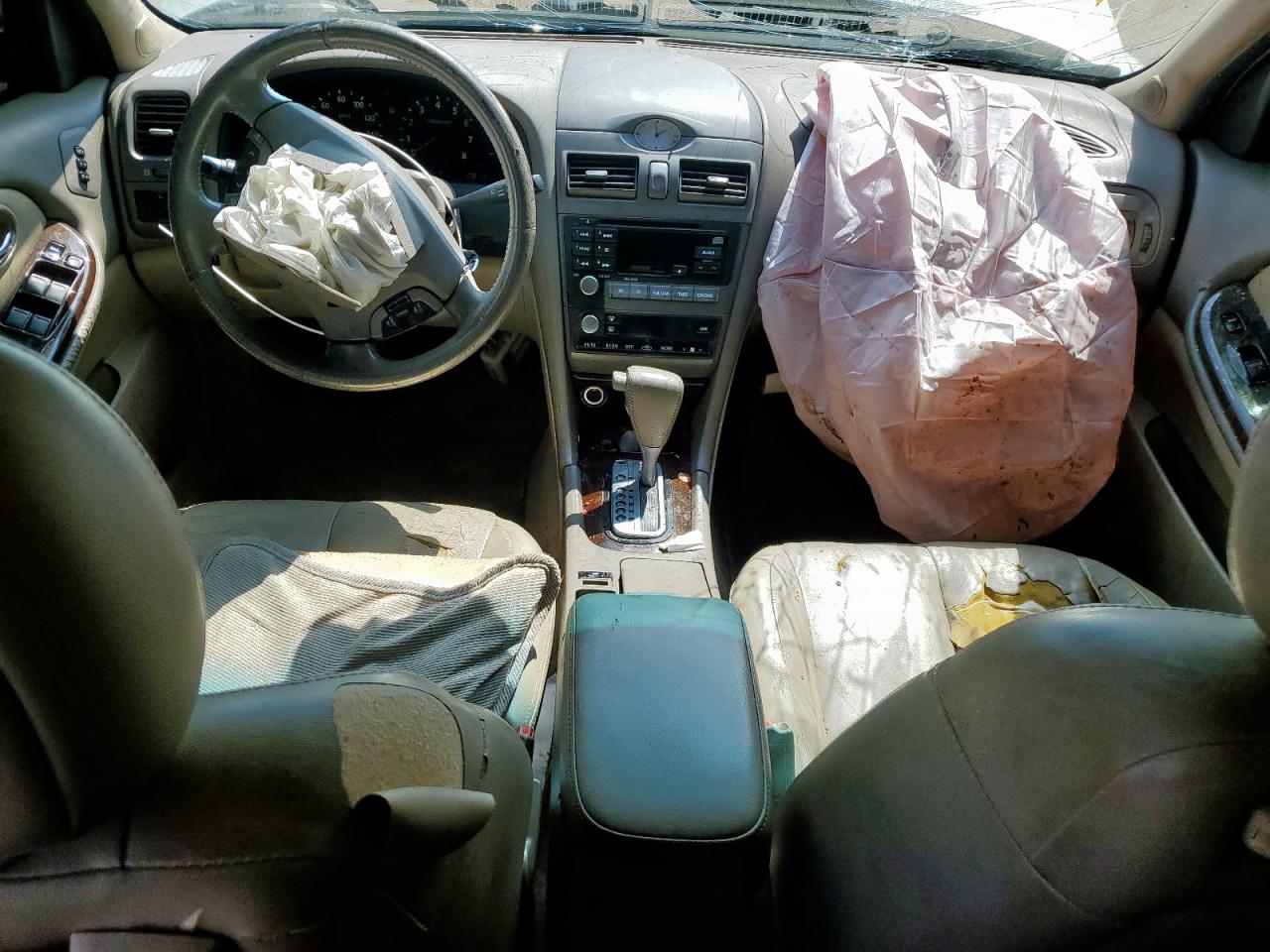 2001 Infiniti I30 Gold vin: JNKCA31A01T040273