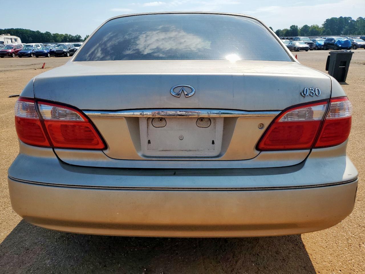 2001 Infiniti I30 Gold vin: JNKCA31A01T040273