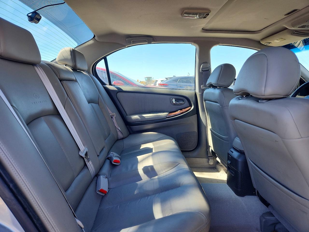 2000 Infiniti I30 Base Silver vin: JNKCA31A2YT215763