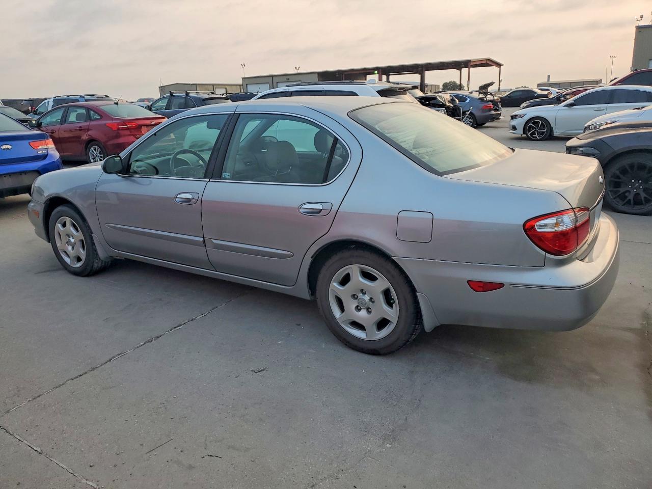 2001 Infiniti I30 Base Серебряный vin: JNKCA31A71T021123