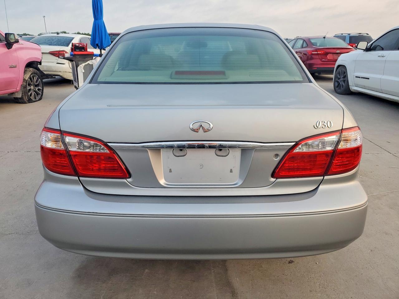 2001 Infiniti I30 Base Серебряный vin: JNKCA31A71T021123