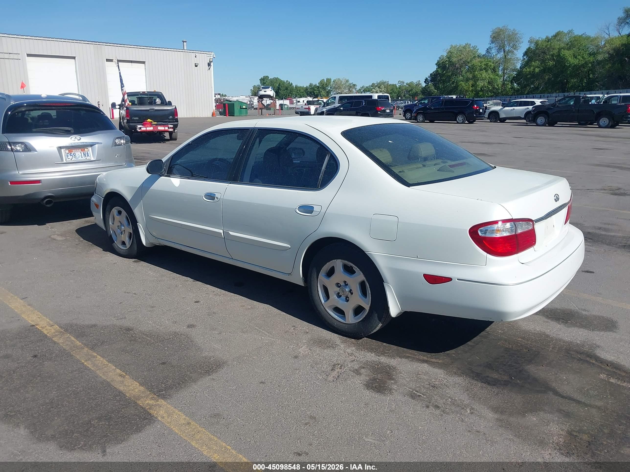 2001 Infiniti I30 Luxury White vin: JNKCA31A91T008471
