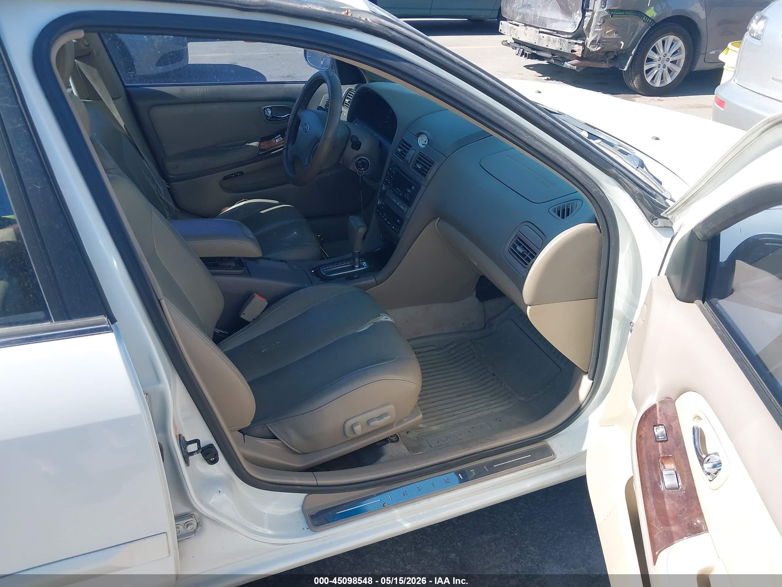 2001 Infiniti I30 Luxury White vin: JNKCA31A91T008471