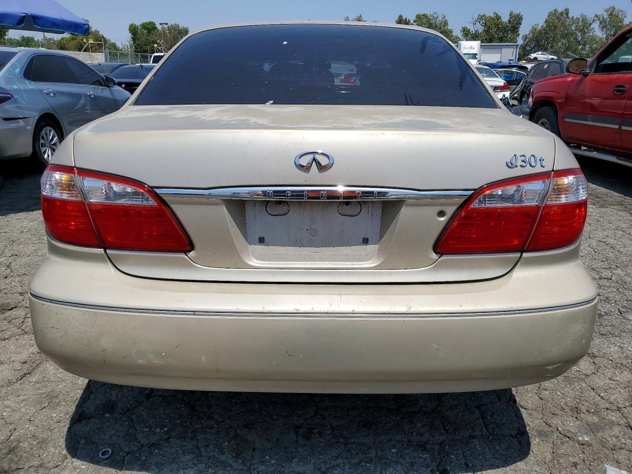 2000 Infiniti I30 Base Gold vin: JNKCA31A9YT121489
