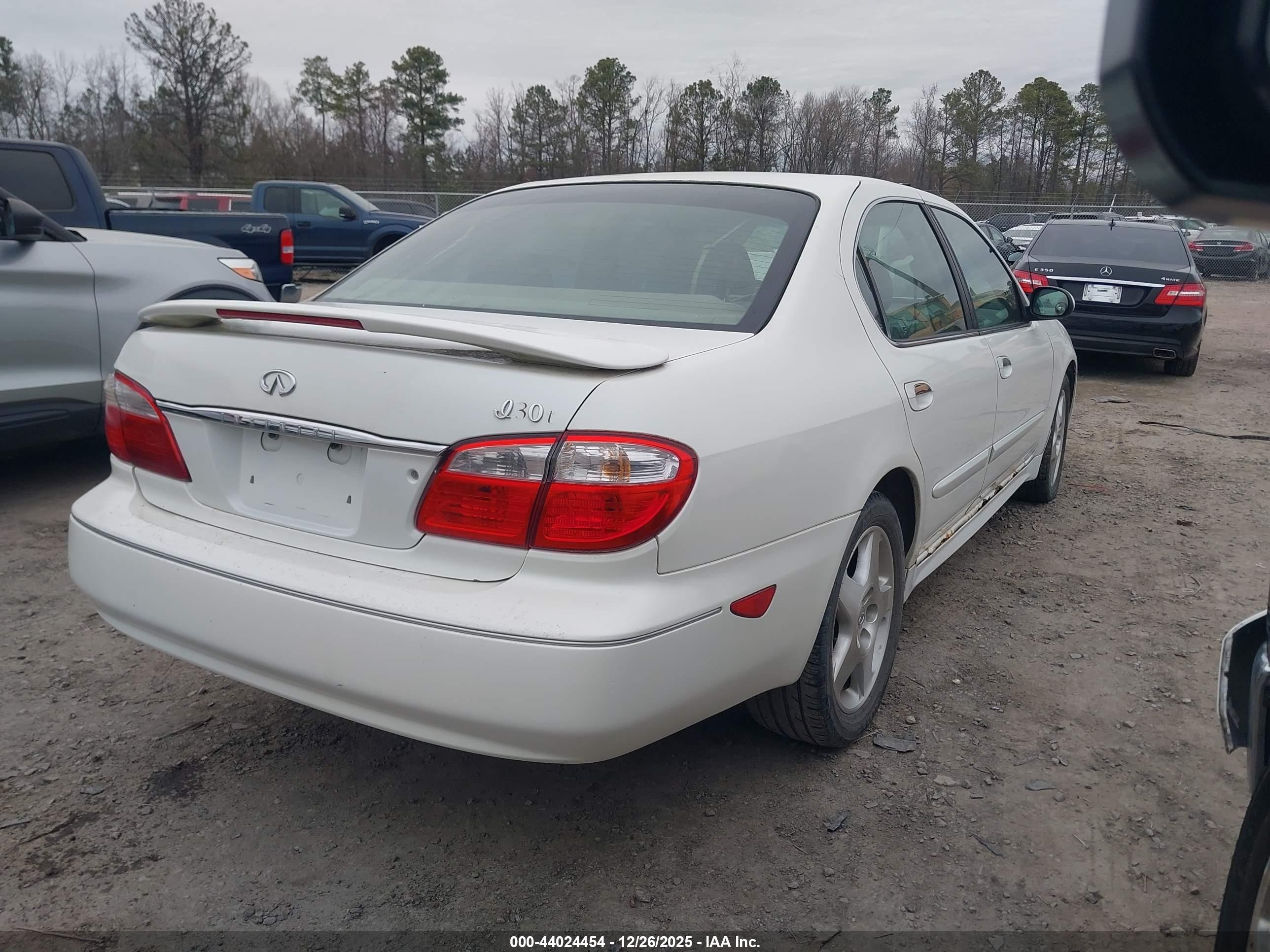 2001 Infiniti I30 Touring White vin: JNKCA31AX1T022847