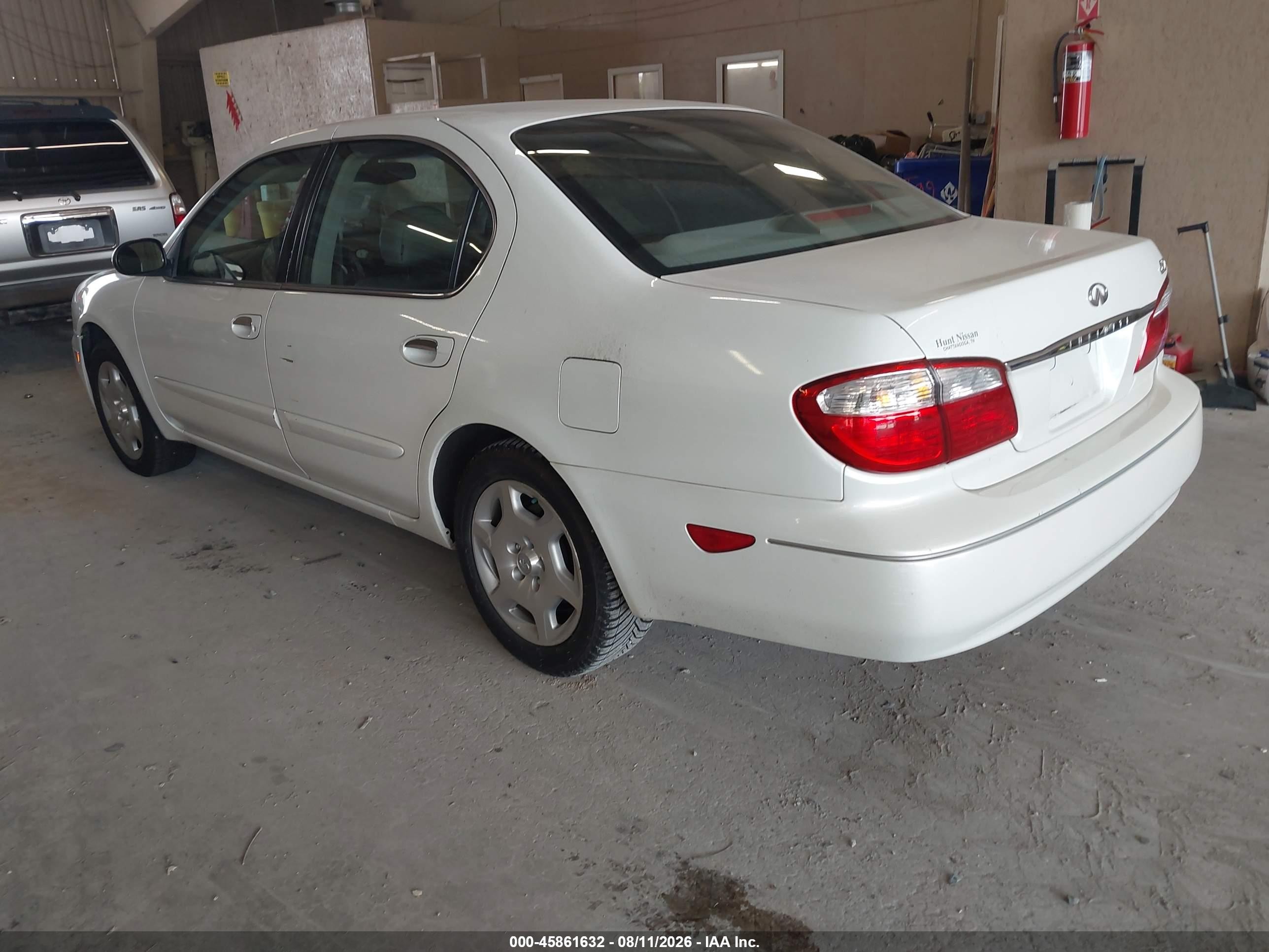 2001 Infiniti I30 Luxury White vin: JNKCA31AX1T027904